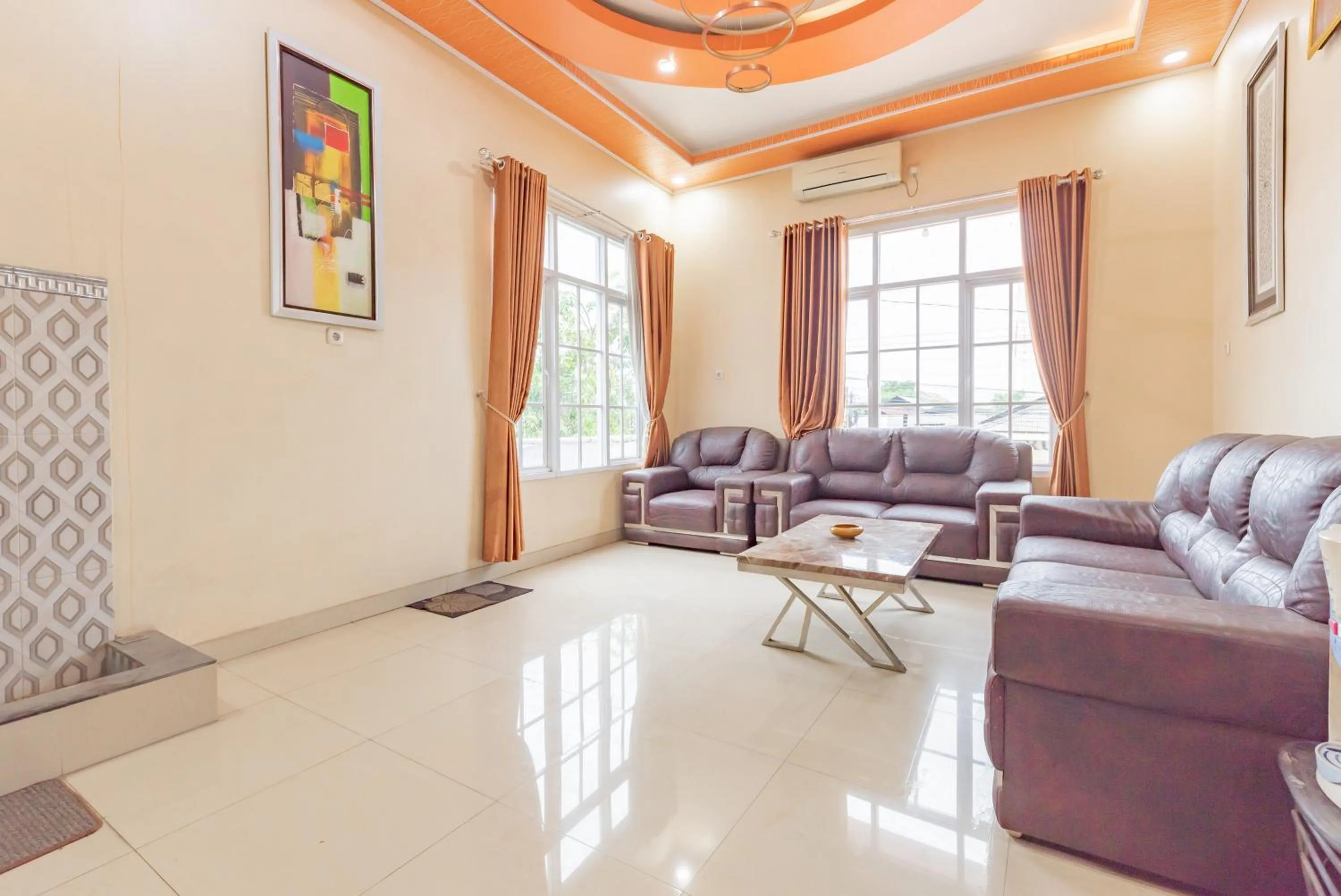 Seating area in Urbanview Hotel Rifal Home Tegal