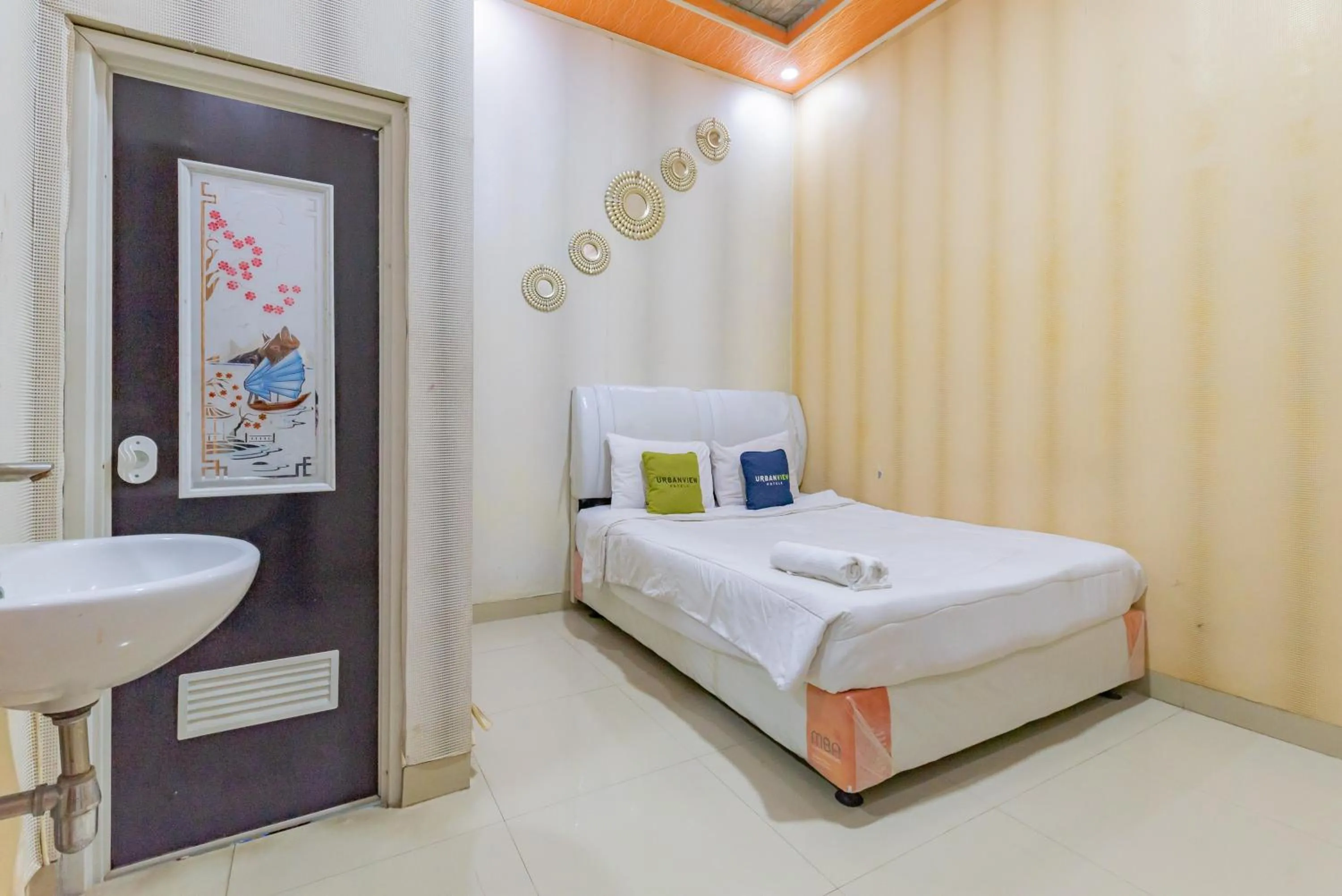 Bedroom, Bed in Urbanview Hotel Rifal Home Tegal