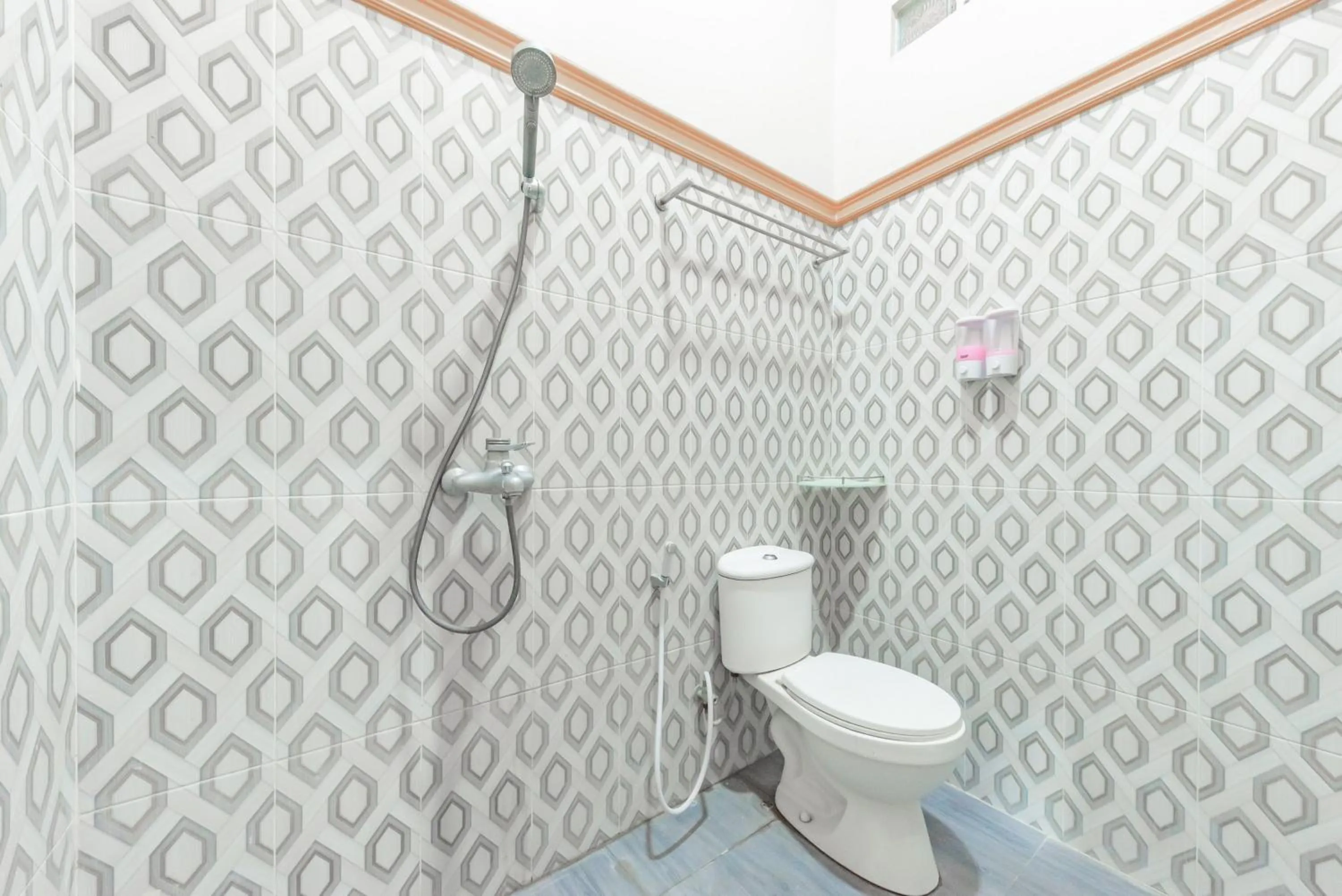 Bathroom in Urbanview Hotel Rifal Home Tegal