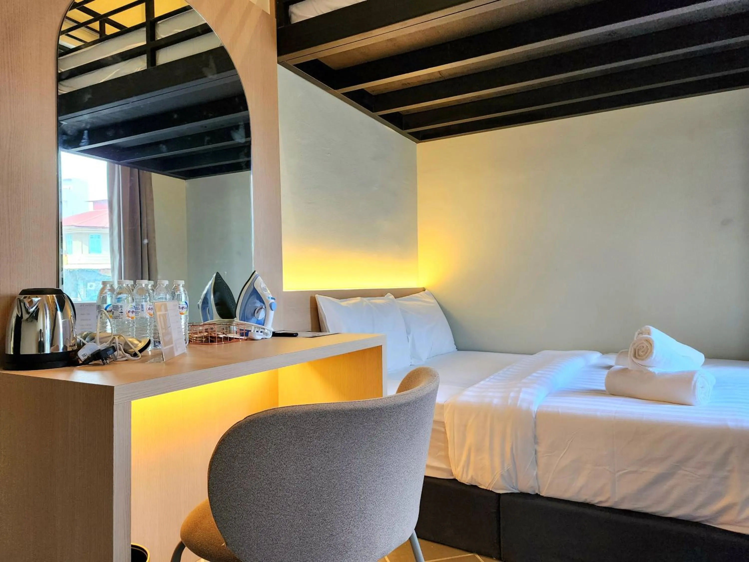 Photo of the whole room, Bed in Georgetown AY Hotel