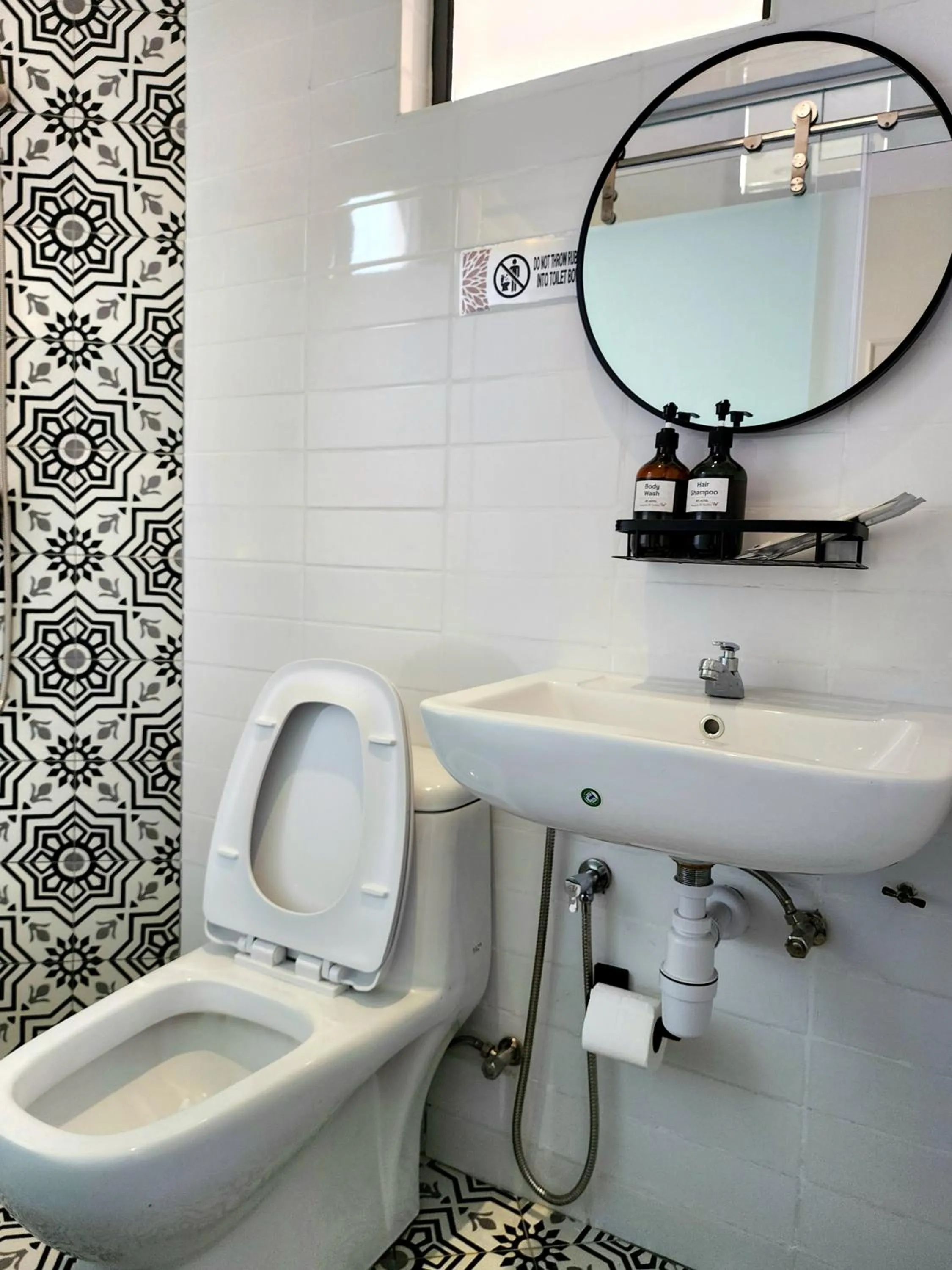 Toilet in Georgetown AY Hotel