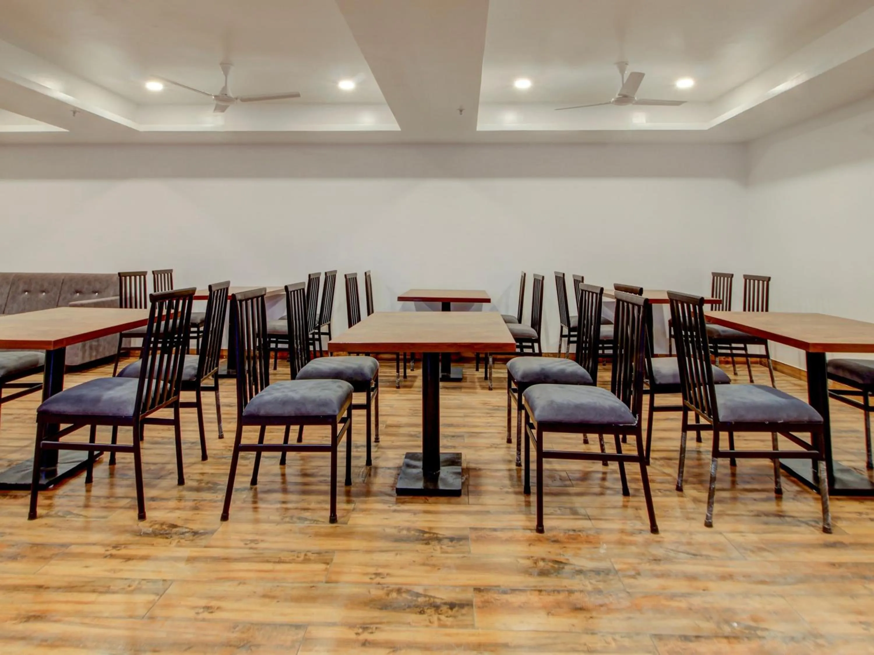 Restaurant/places to eat in Super Townhouse Madgaon