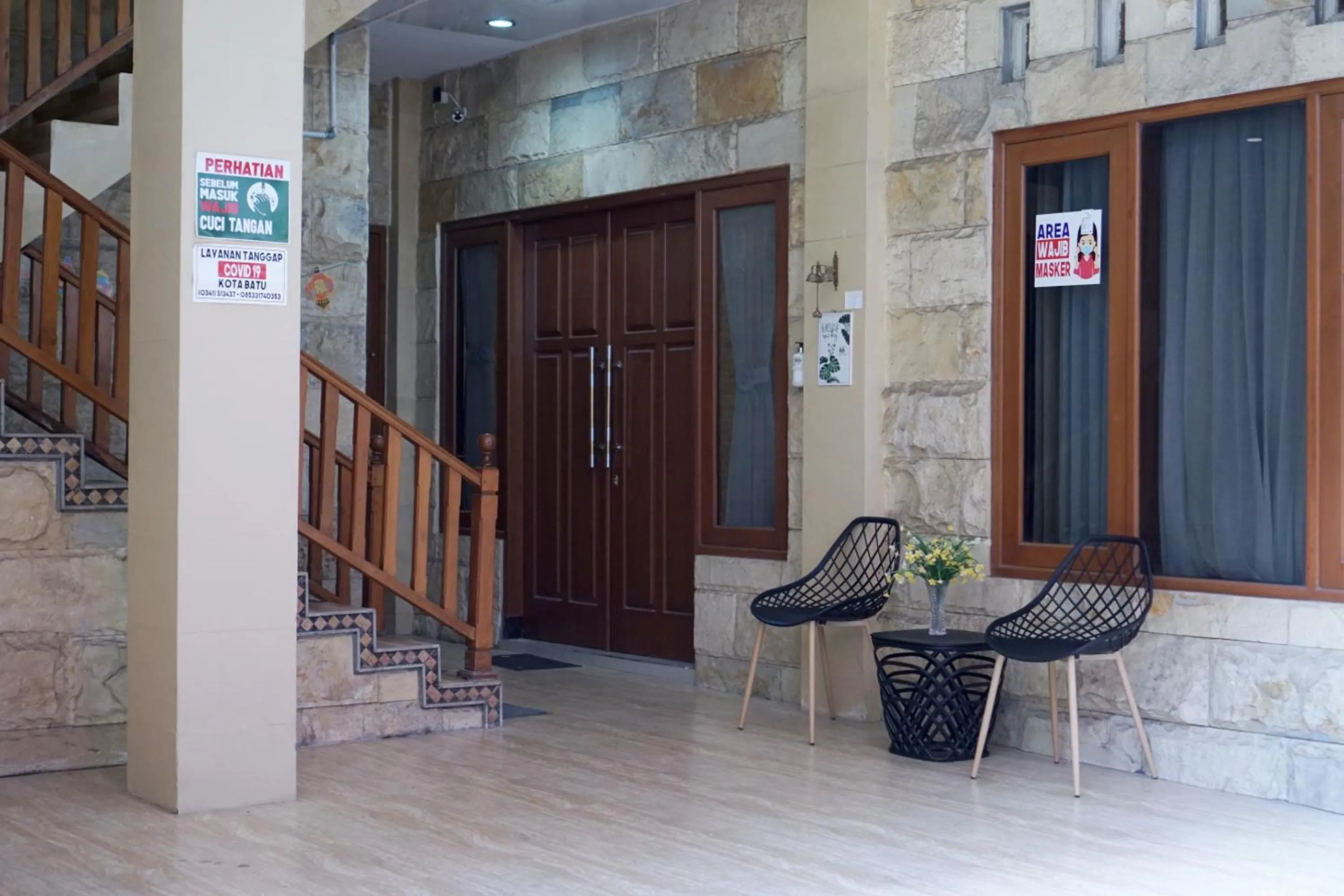 Seating area in Griya Pradipa Syariah Near Balai Kota Batu Mitra RedDoorz