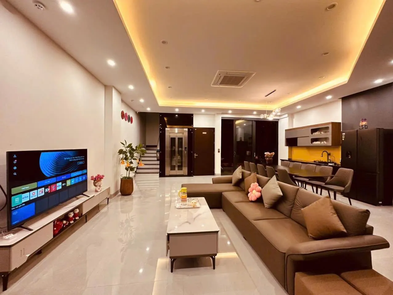 Communal lounge/ TV room in Flamingos Hải Tiến