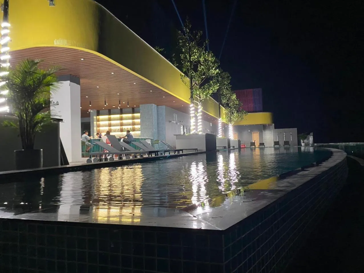 Night in Flamingos Hải Tiến