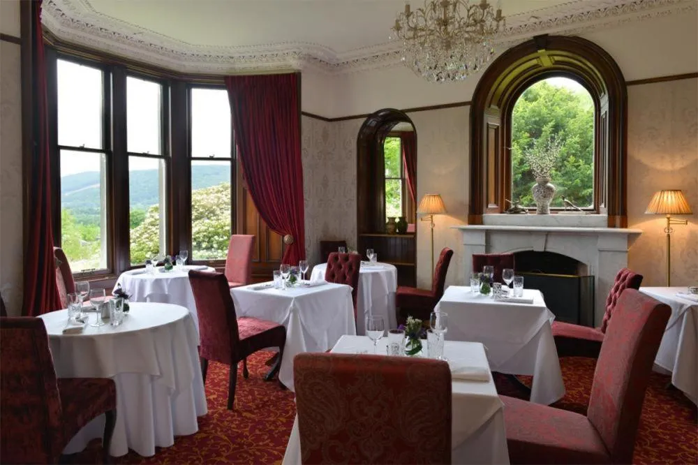 Restaurant/places to eat in Wellwood Manor