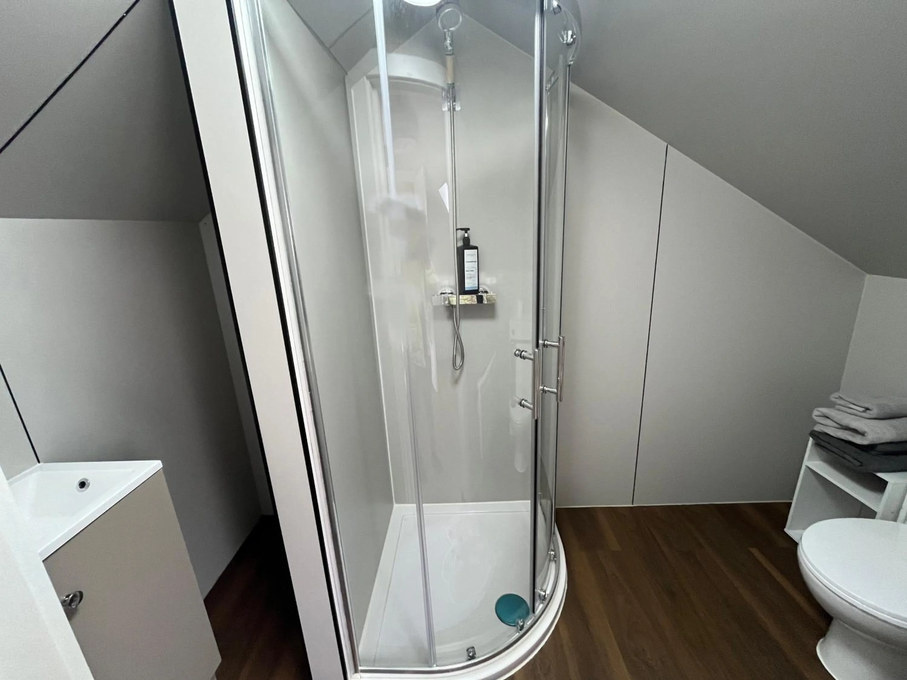 Shower in OYO Welsh Holiday Accommodation - Modern Stay