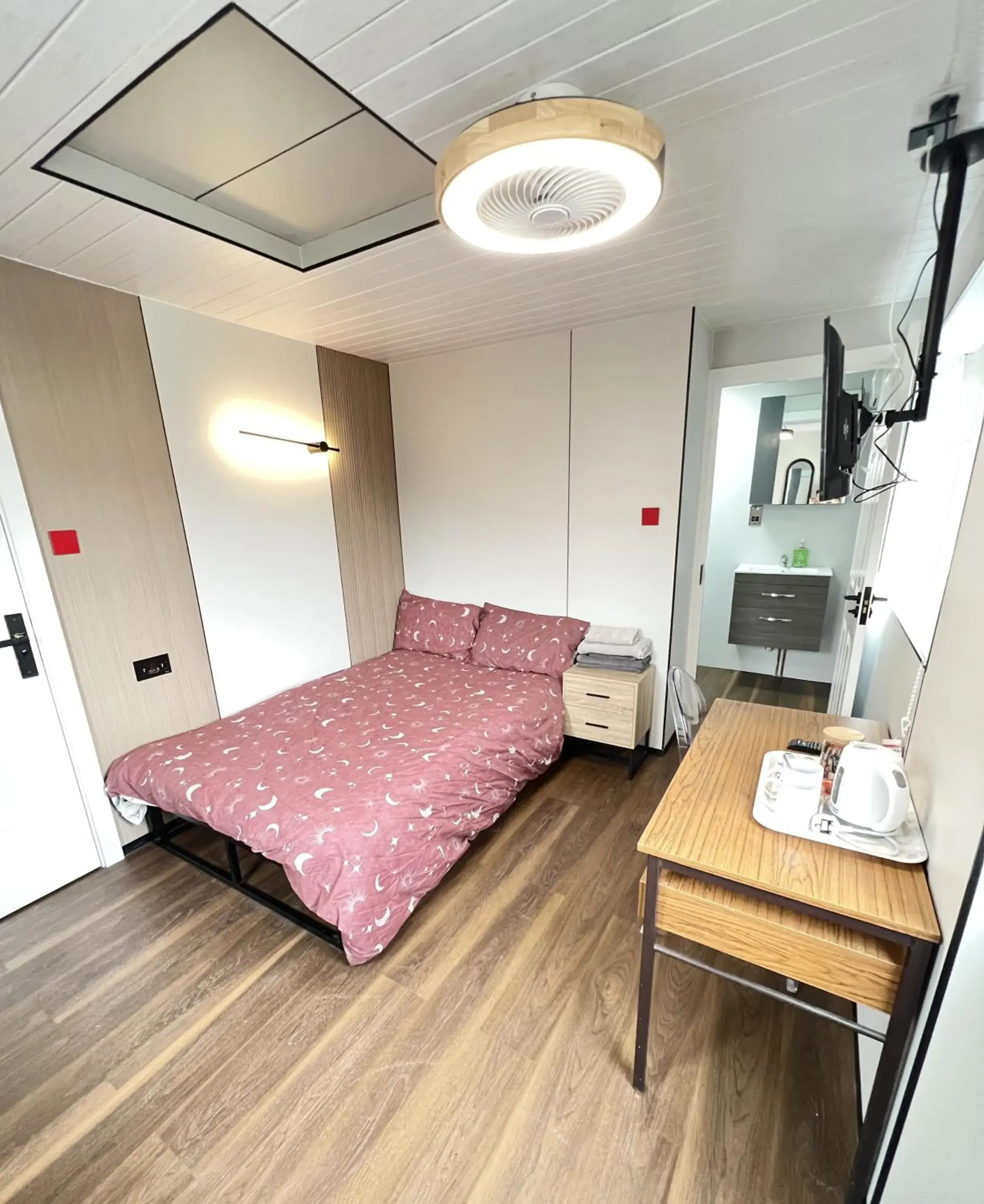 Compact Double Room in OYO Welsh Holiday Accommodation - Modern Stay Compact Double Room in OYO Welsh Holiday Accommodation - Modern Stay