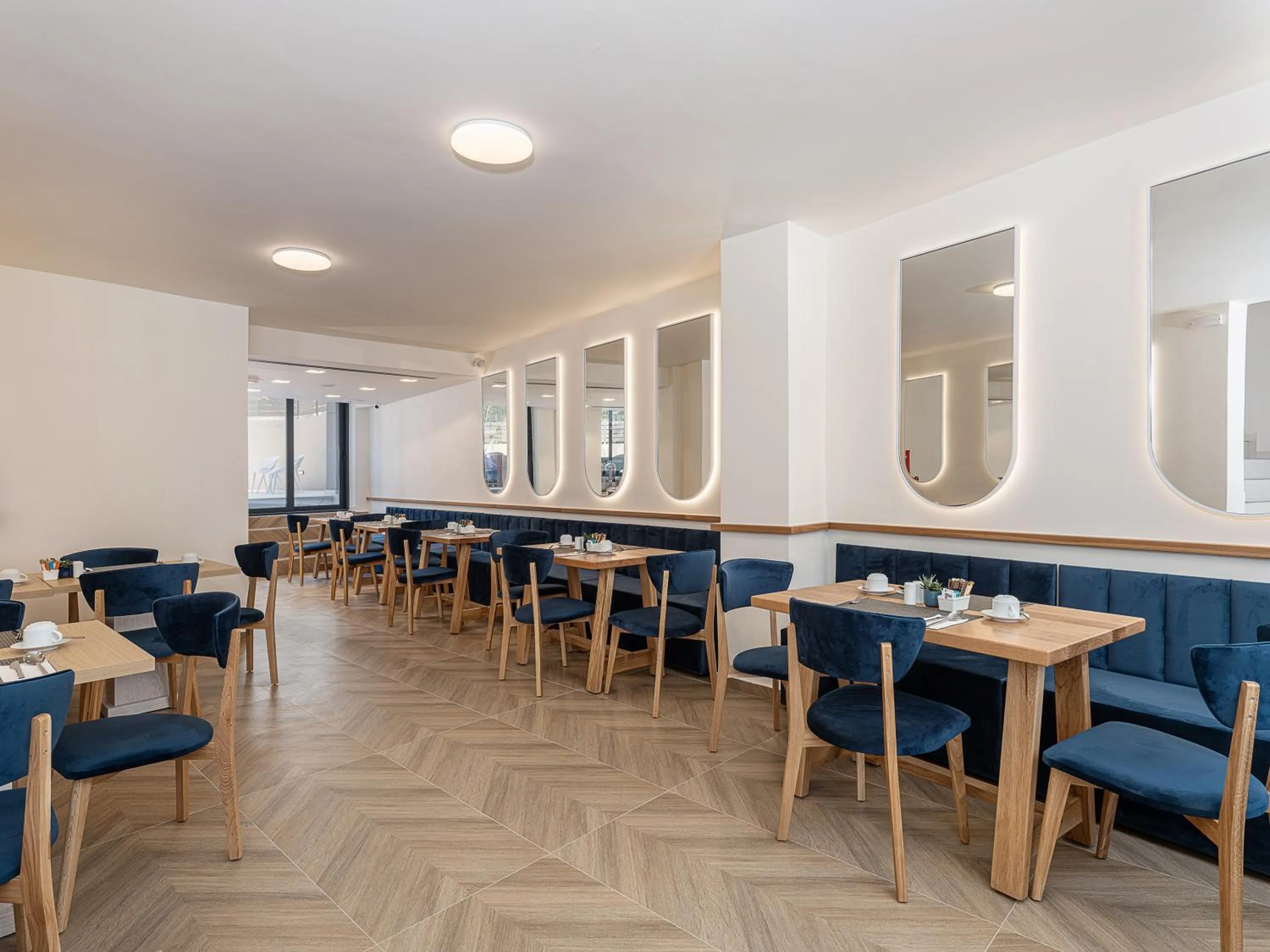 Restaurant/places to eat in Miss Marrone City Hotel