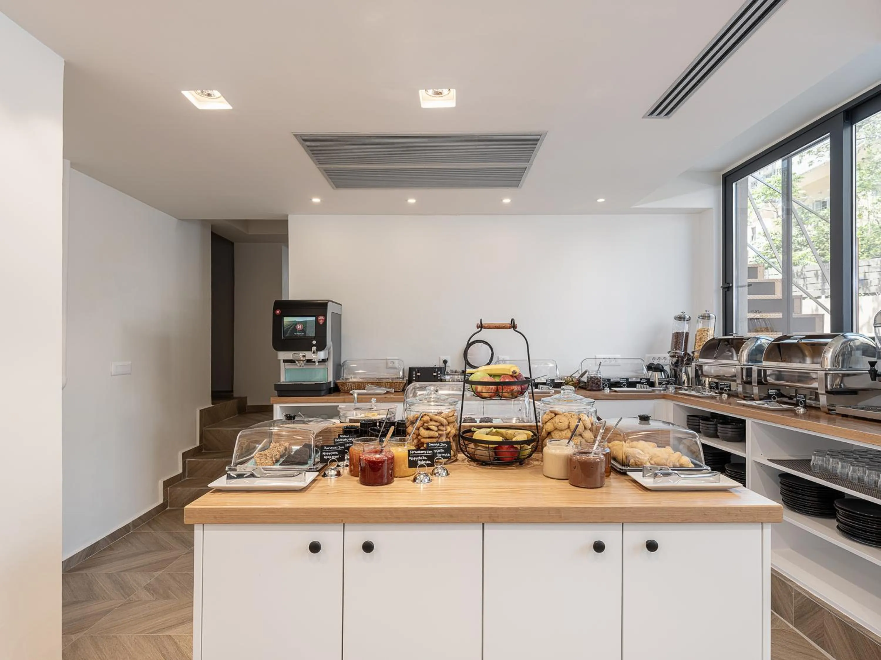 Food and drinks in Miss Marrone City Hotel