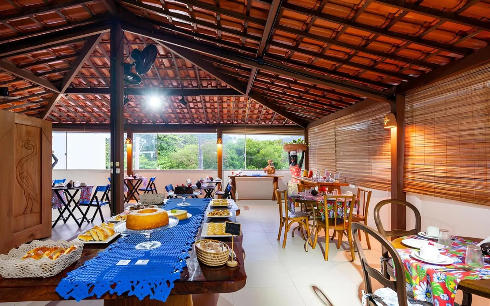 Restaurant/places to eat in Pousada Bahia Inn