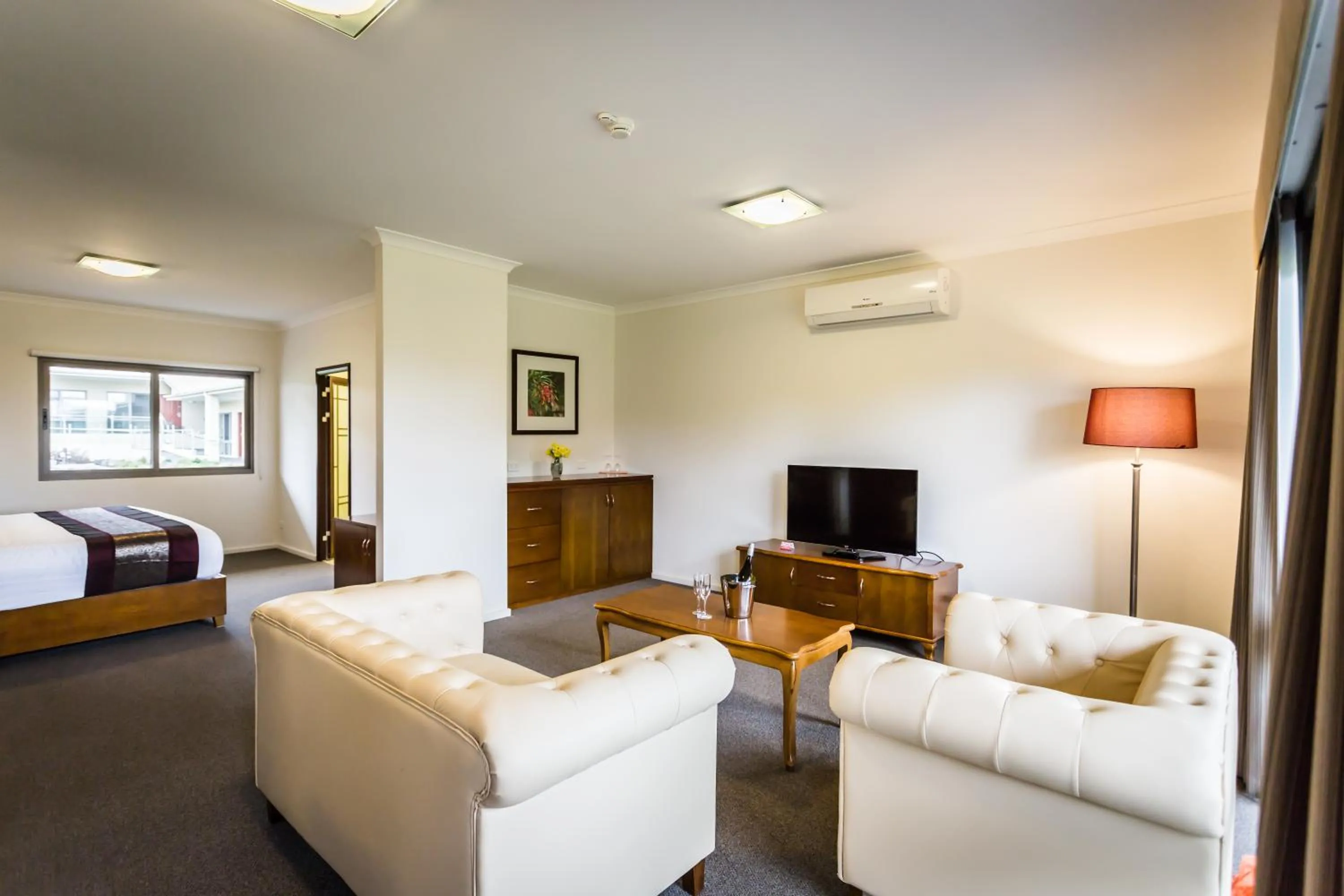 Communal lounge/ TV room, Bed in Foothills