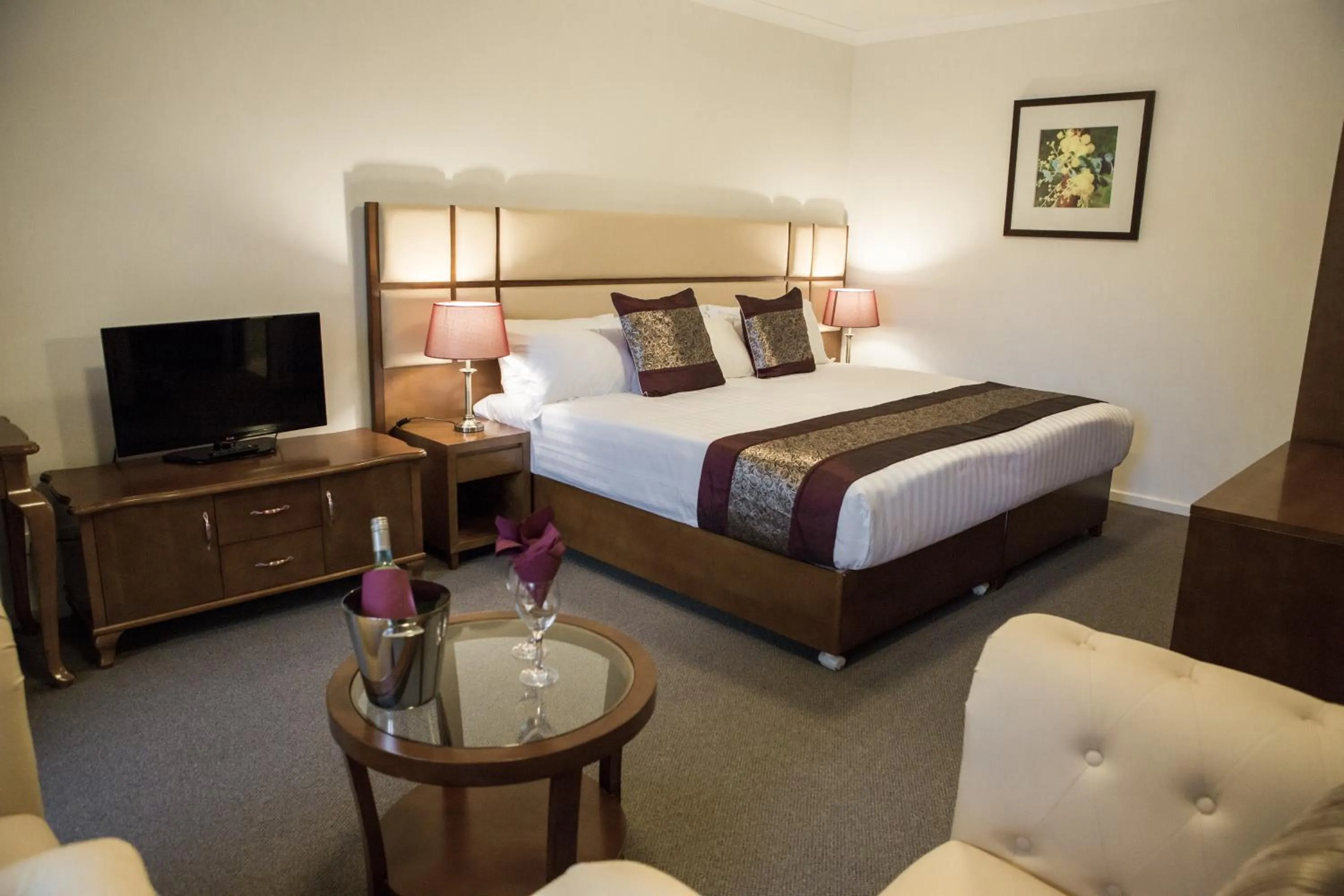 Bedroom, Bed in Foothills