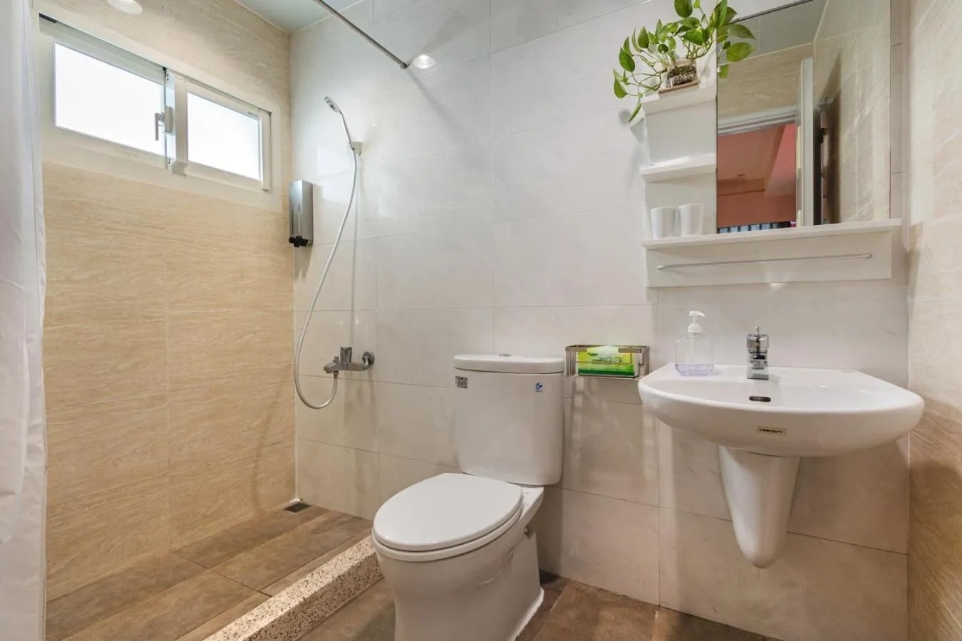 Shower in Sommer 19 B&B