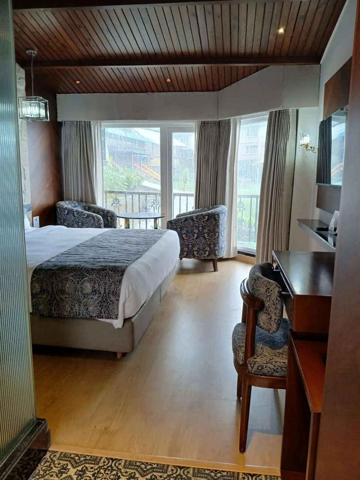 Photo of the whole room, Bed in Kufri Heritage Resort & Spa