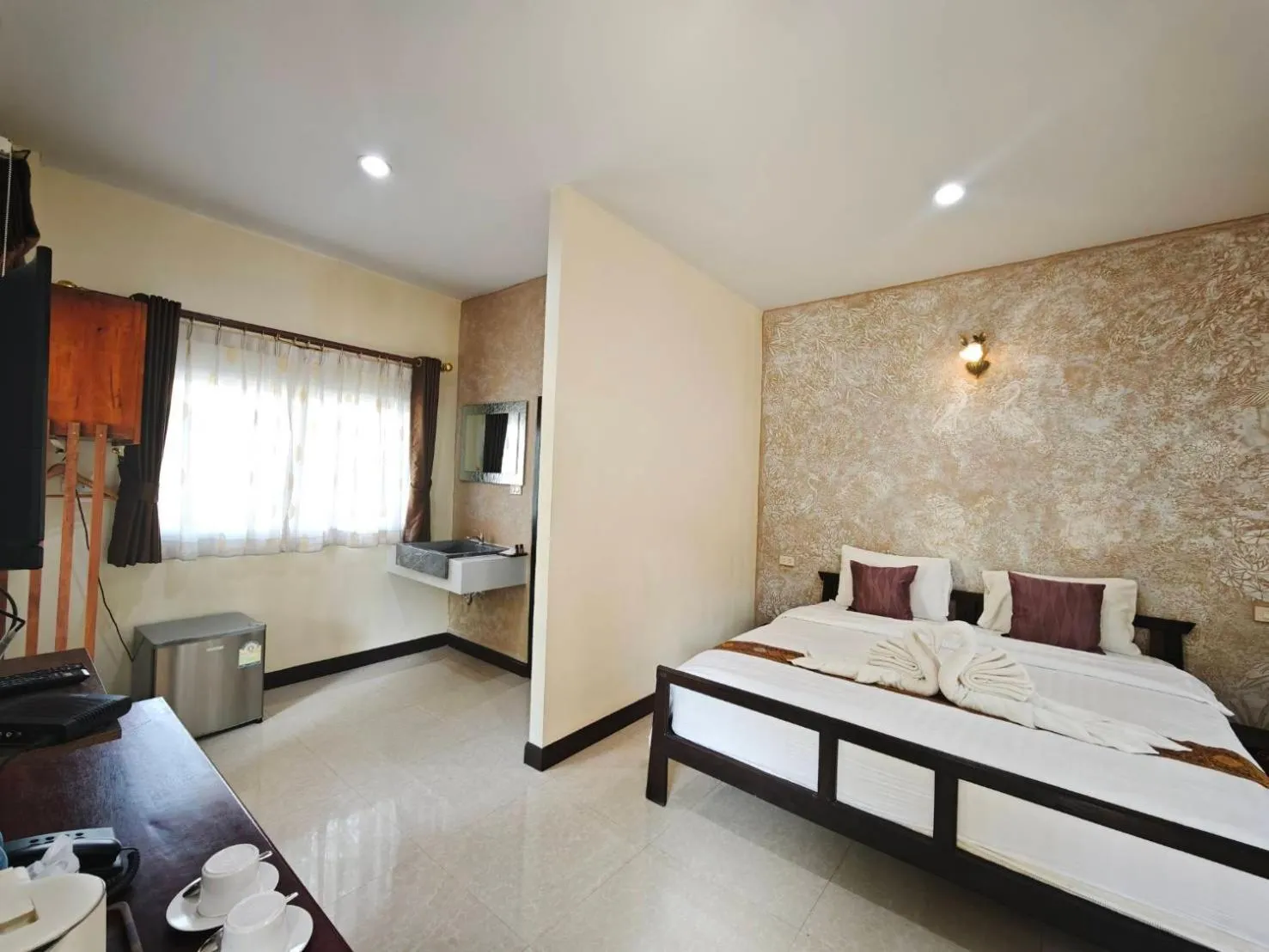 Property building, Bed in Park & Pool Resort