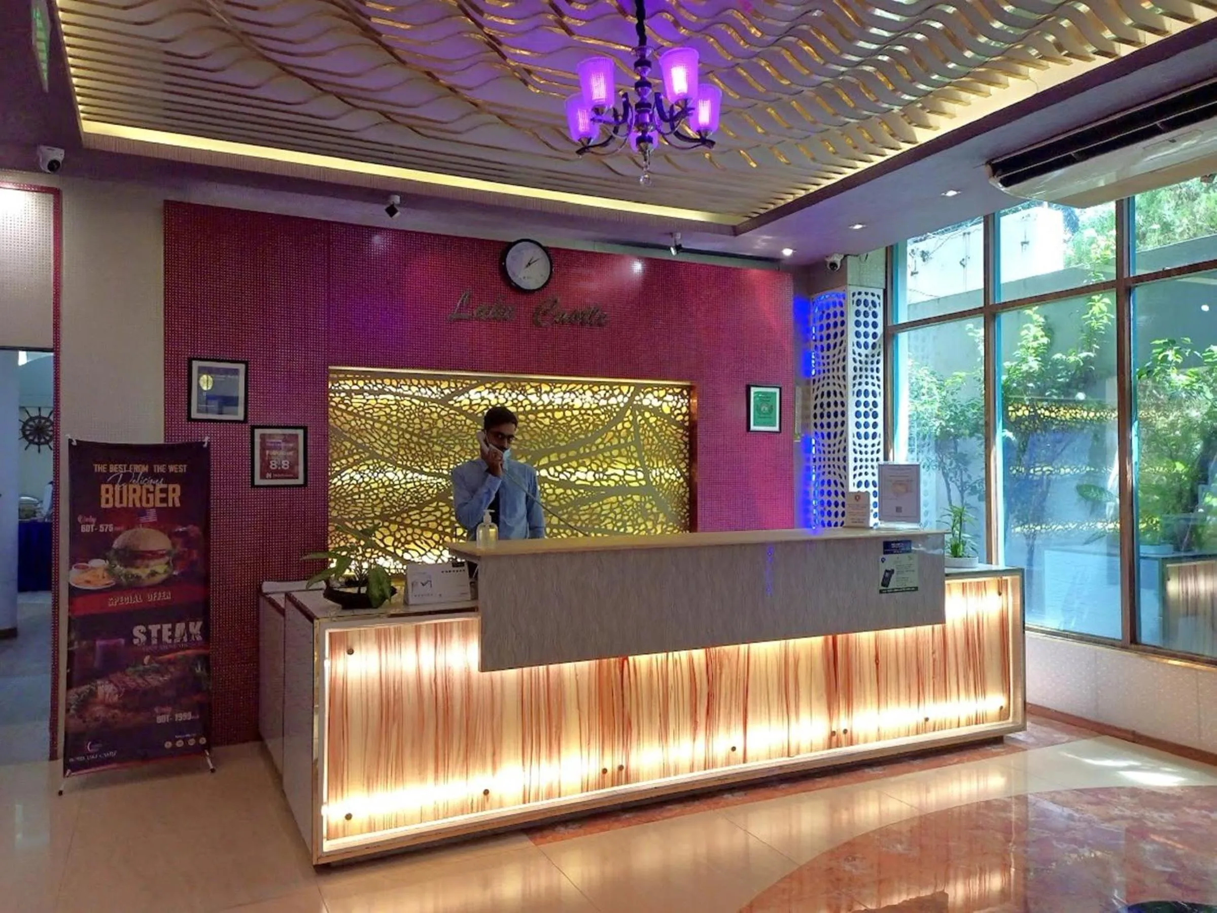 Lobby or reception in HOTEL LAKE CASTLE - Parkview