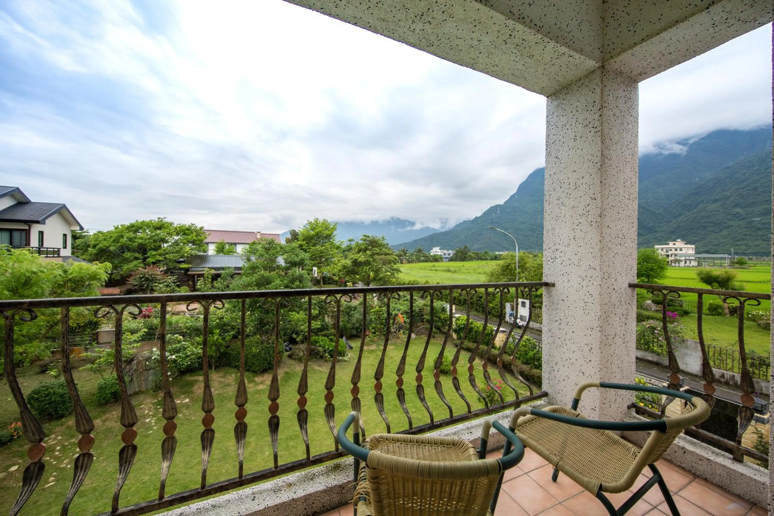 Garden view in Slow Fly B&B