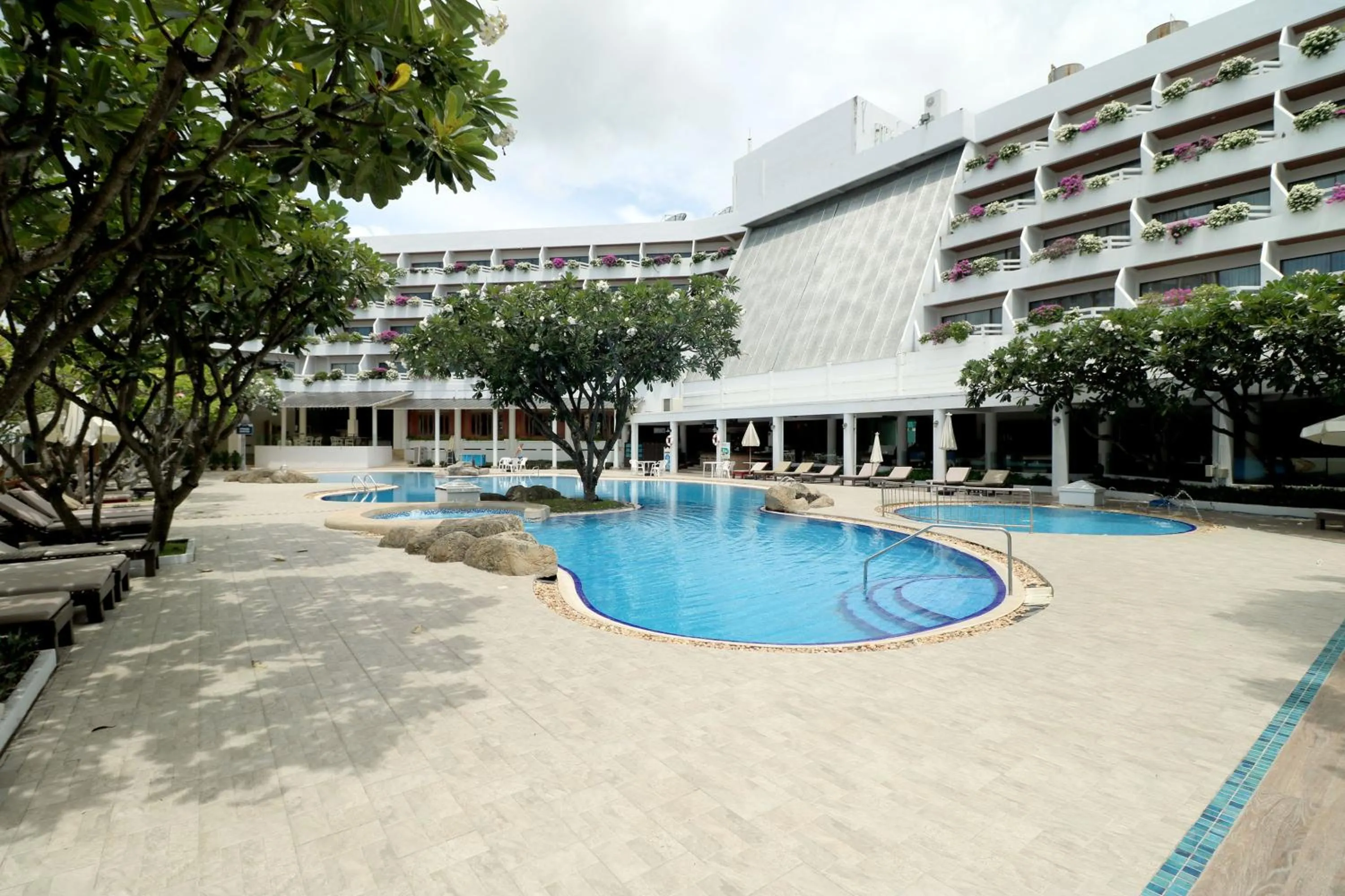 Swimming pool in Methavalai Hotel