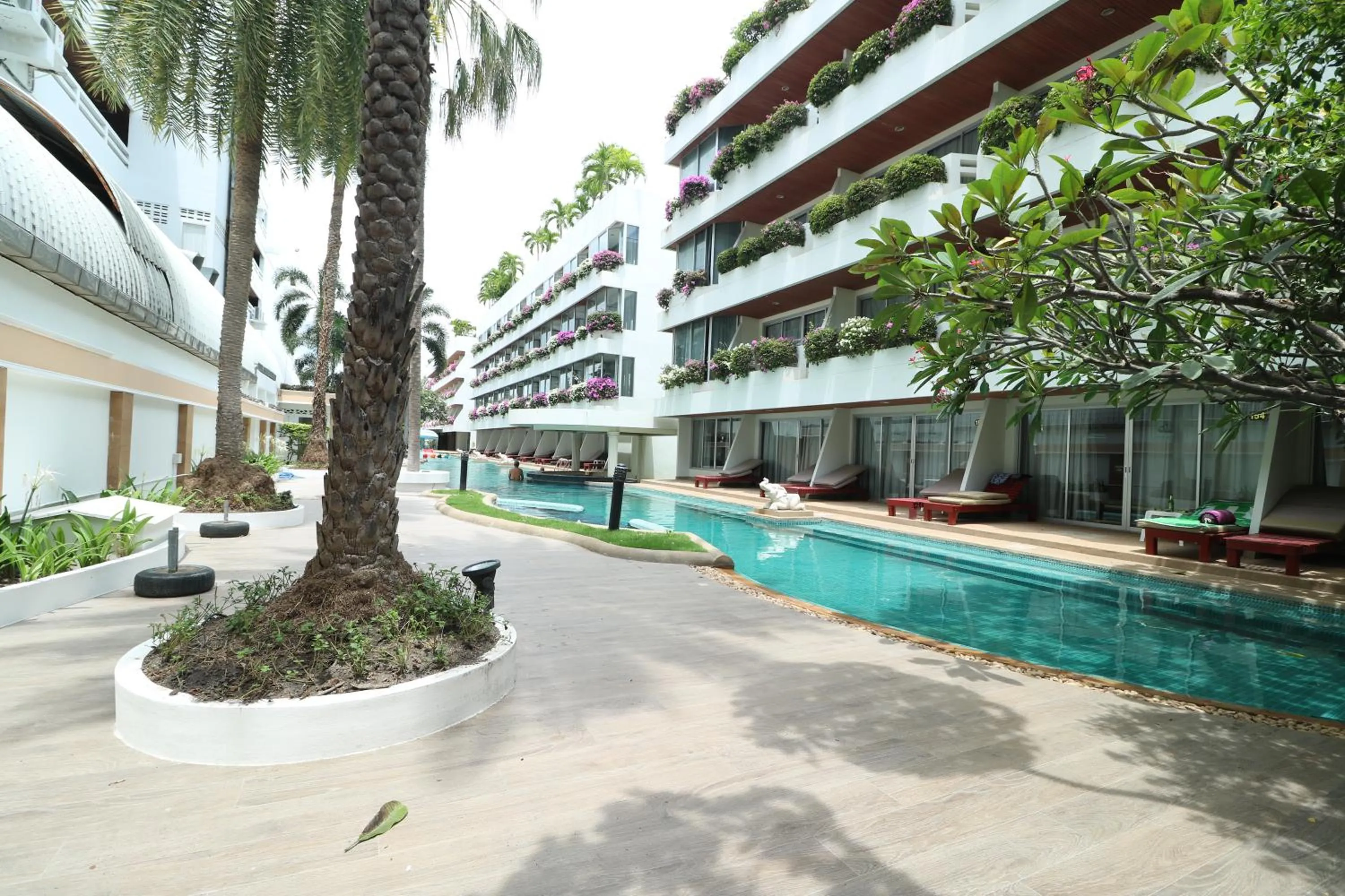 Swimming pool in Methavalai Hotel