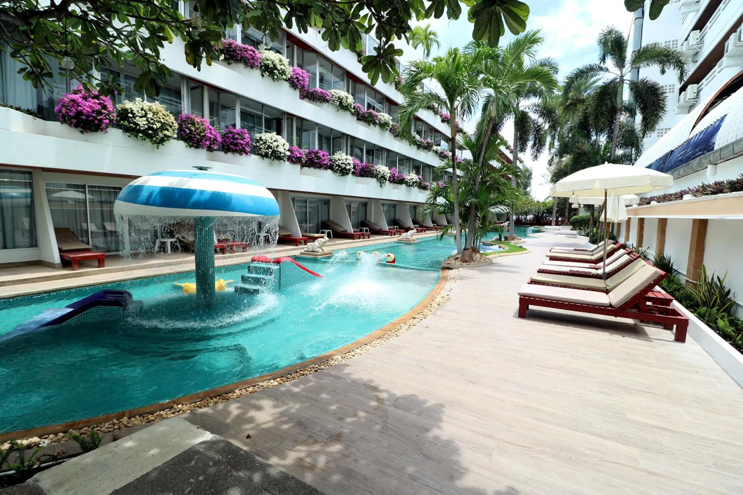 Swimming pool in Methavalai Hotel