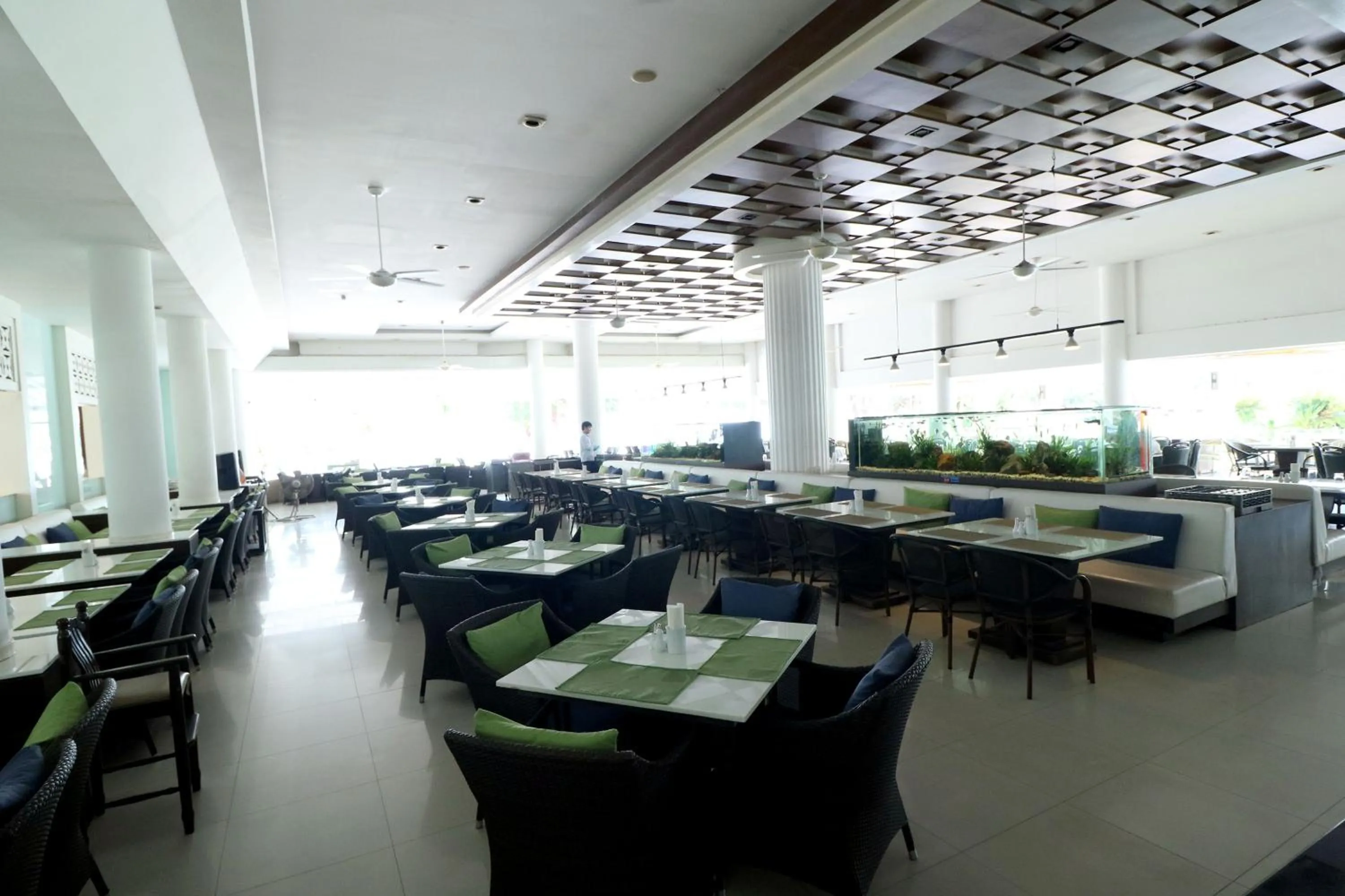 Restaurant/places to eat in Methavalai Hotel