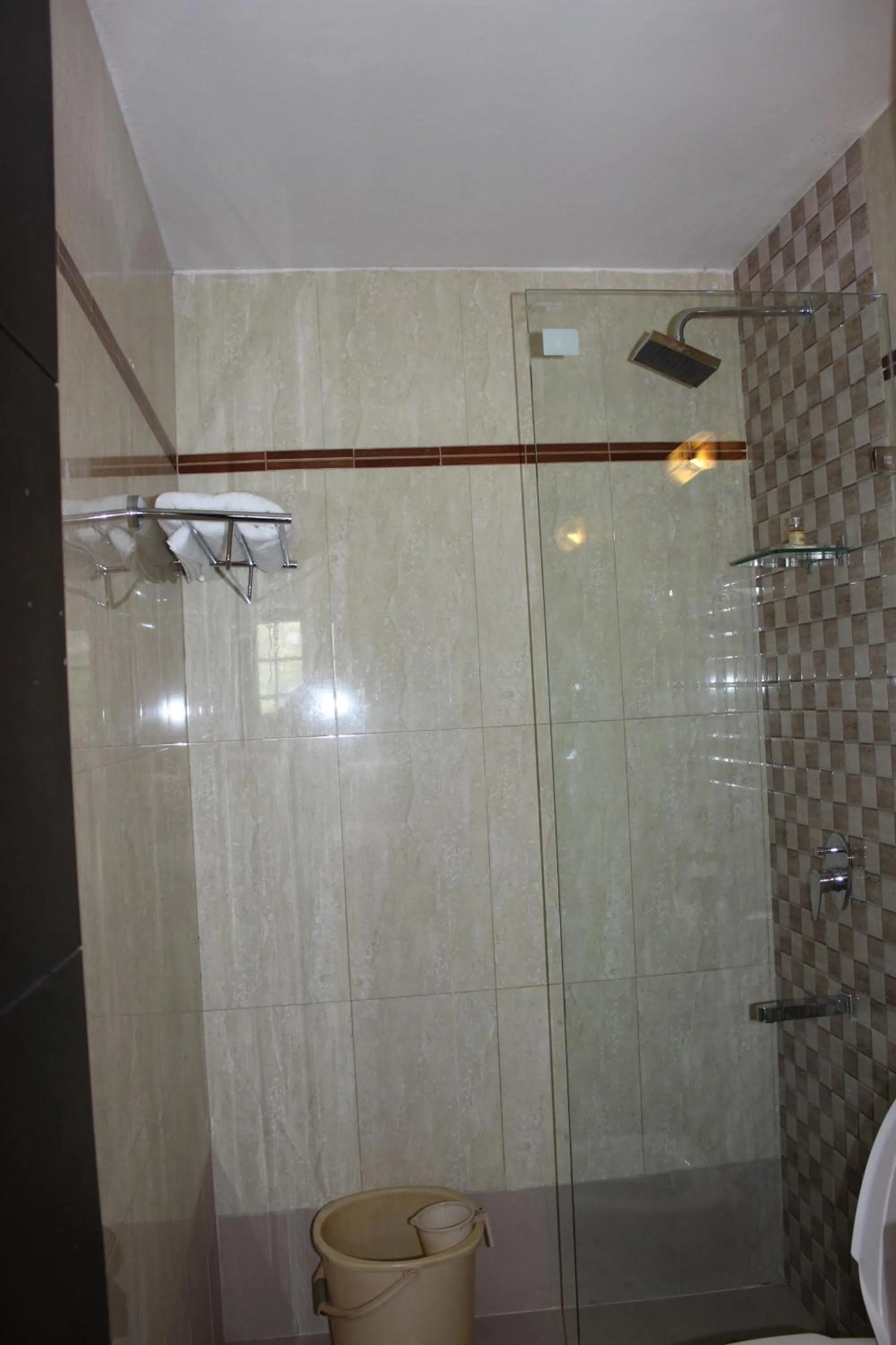 Shower in Hotel Jukaso Inn Down Town