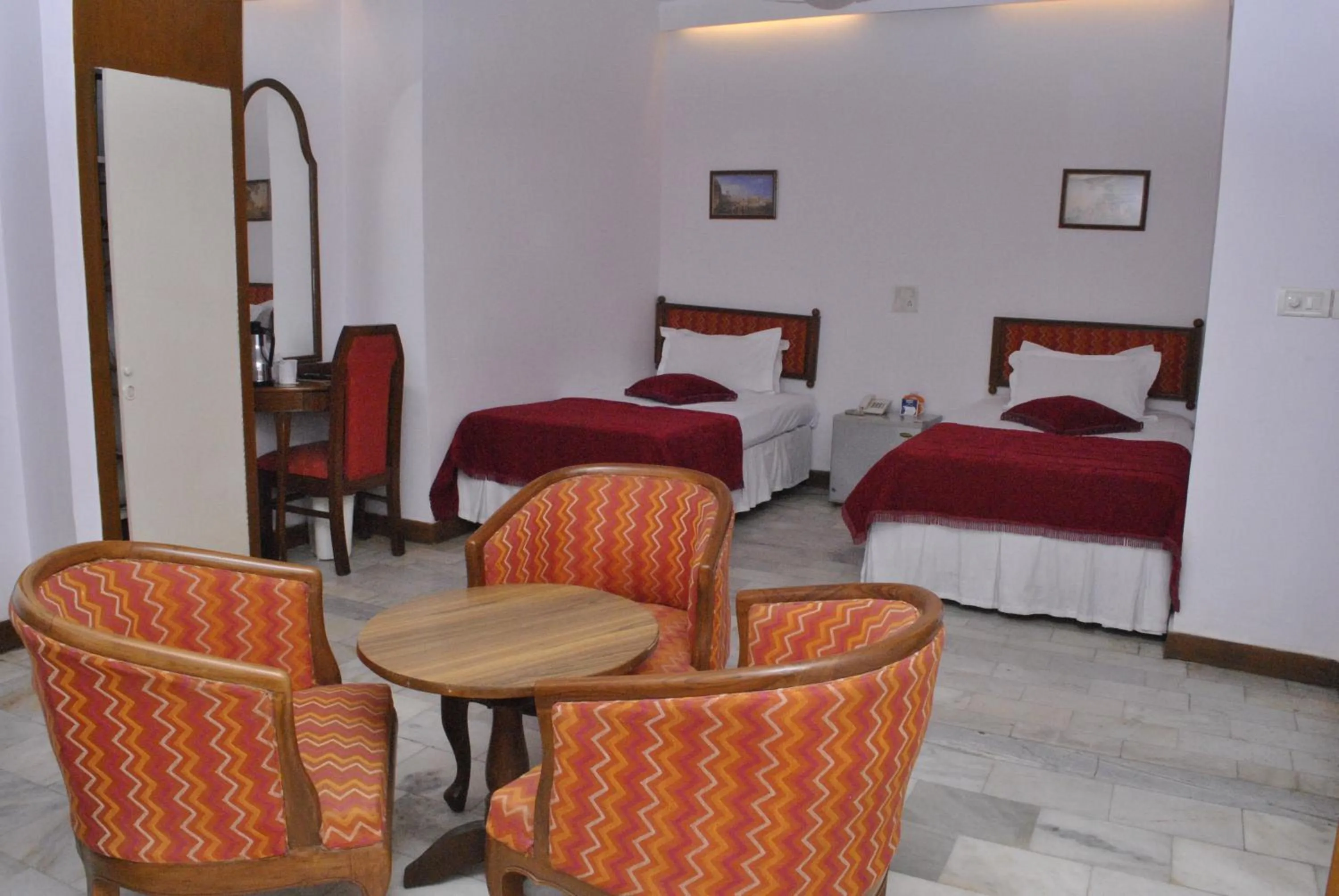 Seating area, Bed in Hotel Jukaso Inn Down Town