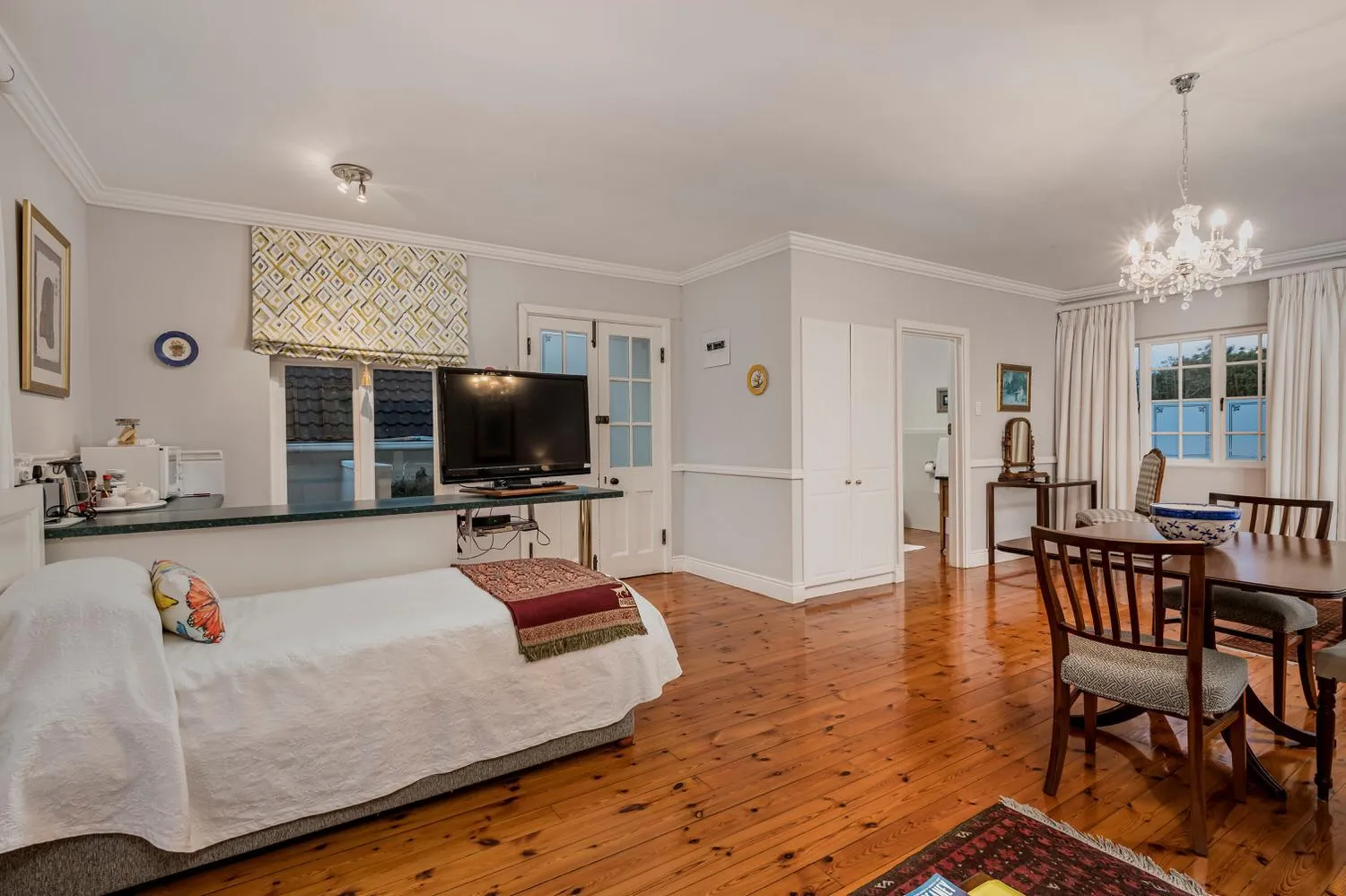 Bed in Millbury Guest House