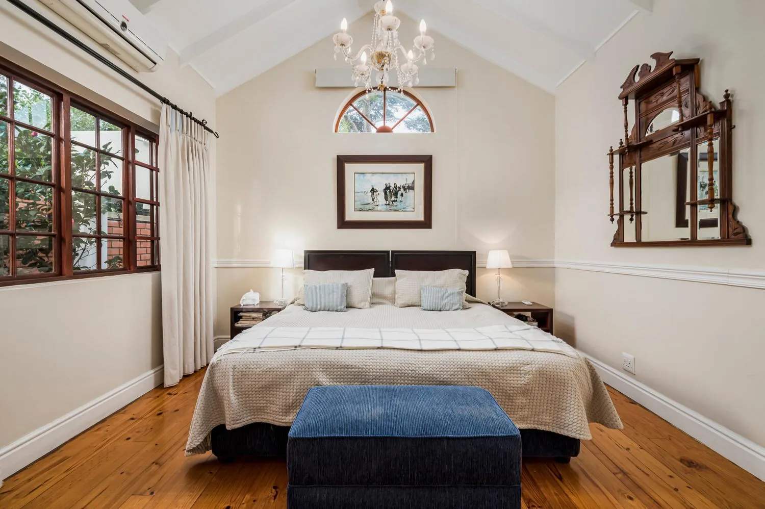 Bed in Millbury Guest House