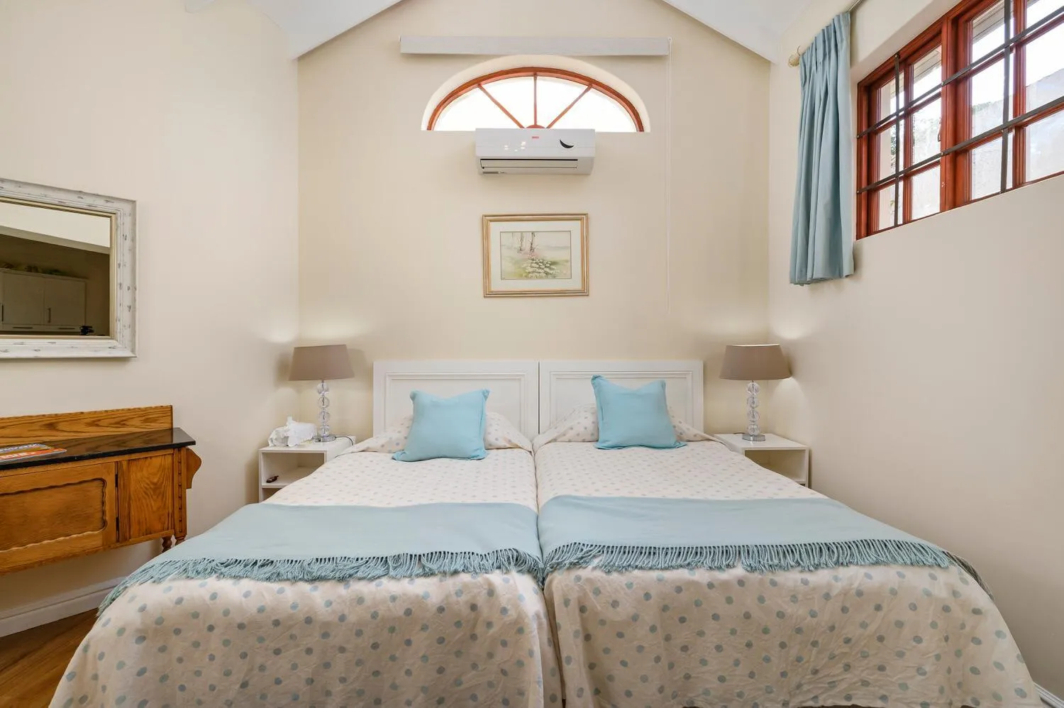 Bed in Millbury Guest House