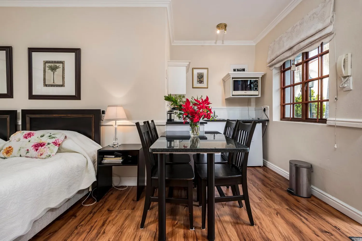 Bed in Millbury Guest House