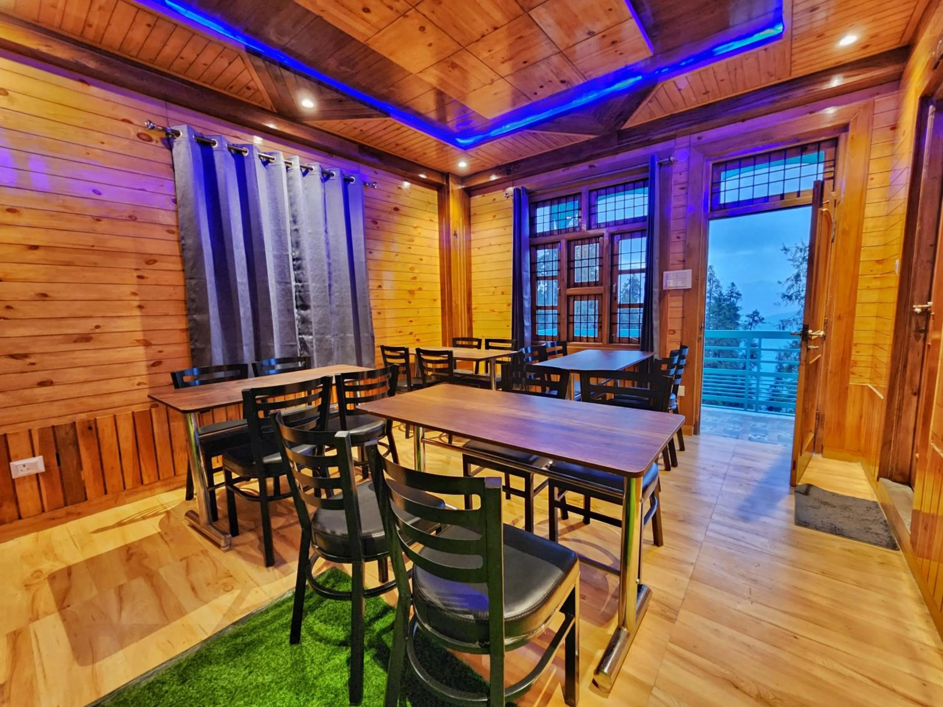 Restaurant/places to eat in Hotel Ranveer Palace