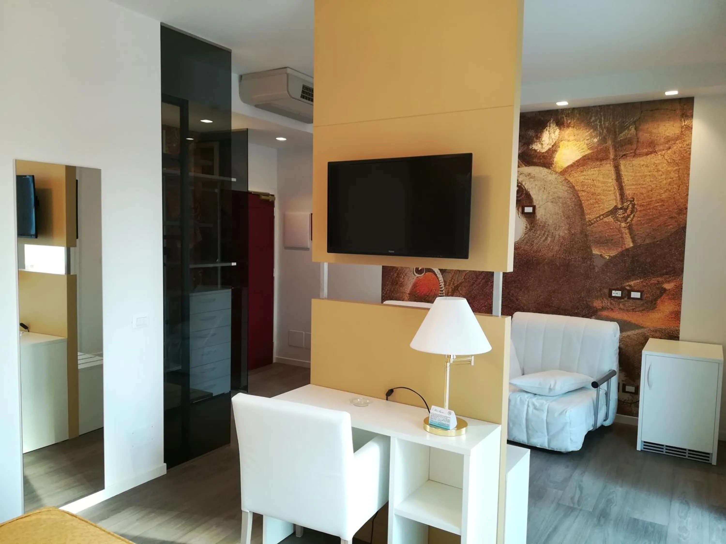 TV and multimedia in Hotel Majestic