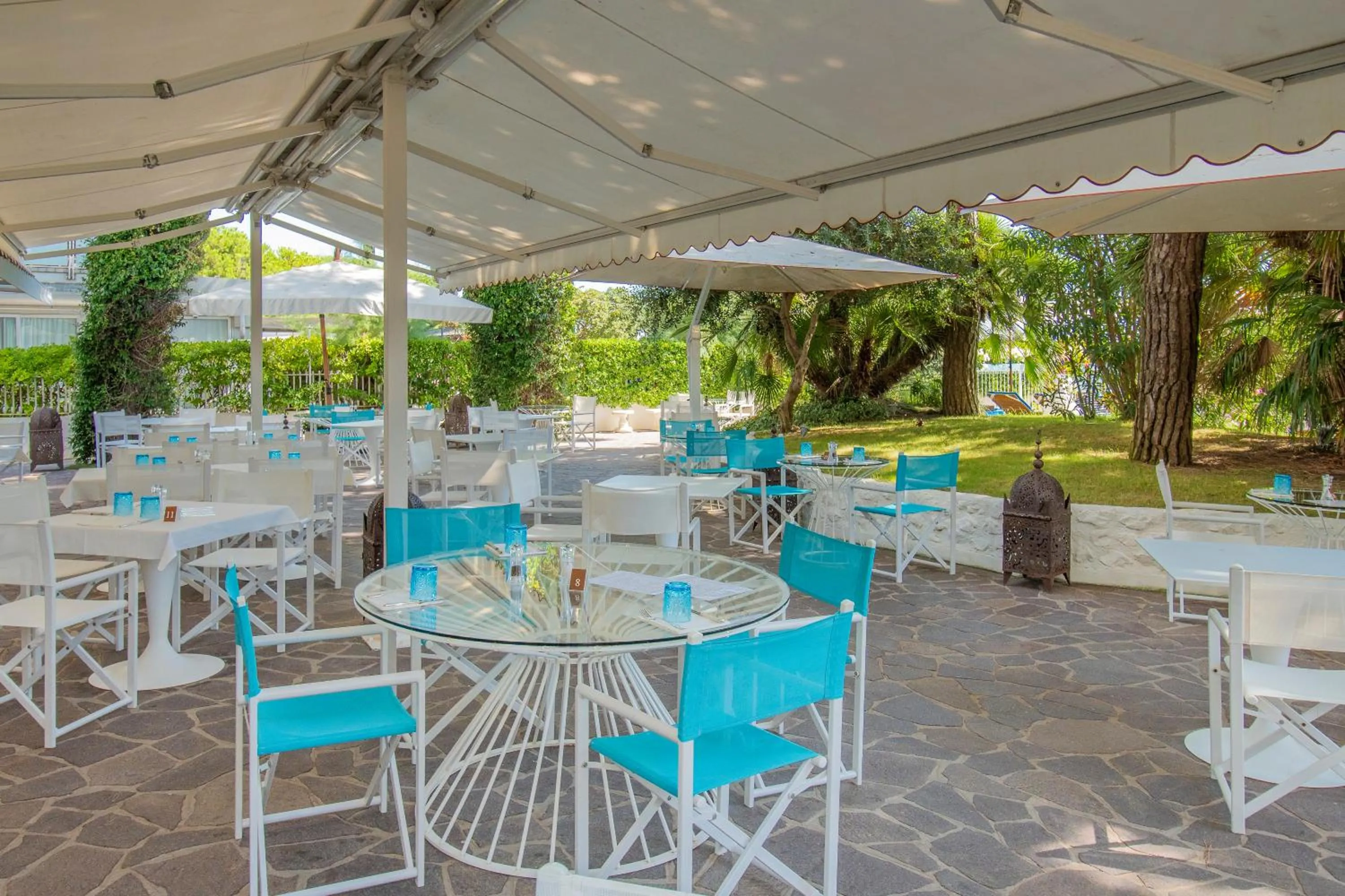 Restaurant/places to eat in Hotel Majestic