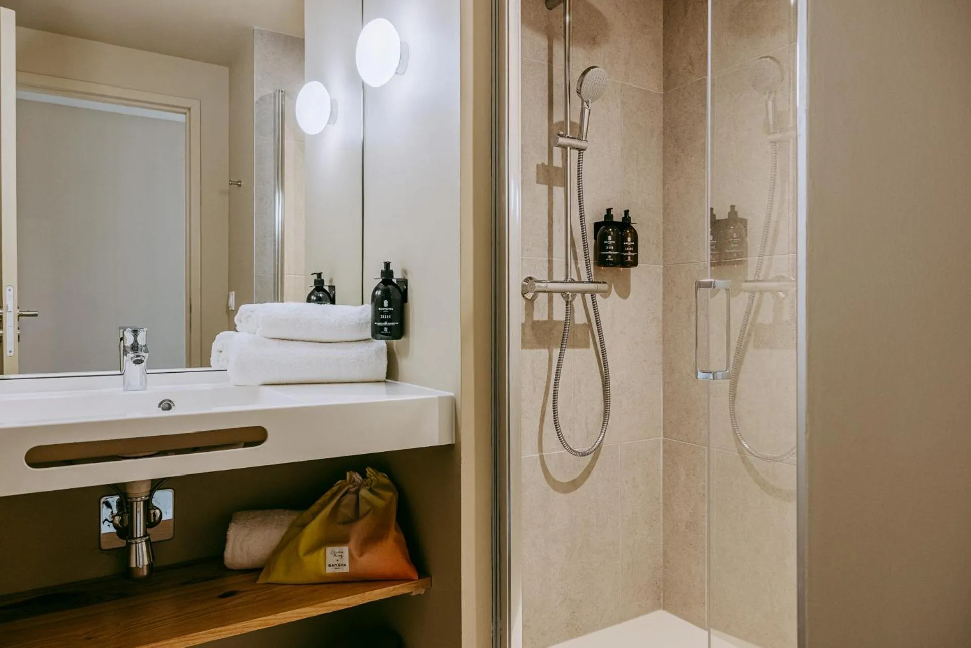 Shower in Sangha Toulouse