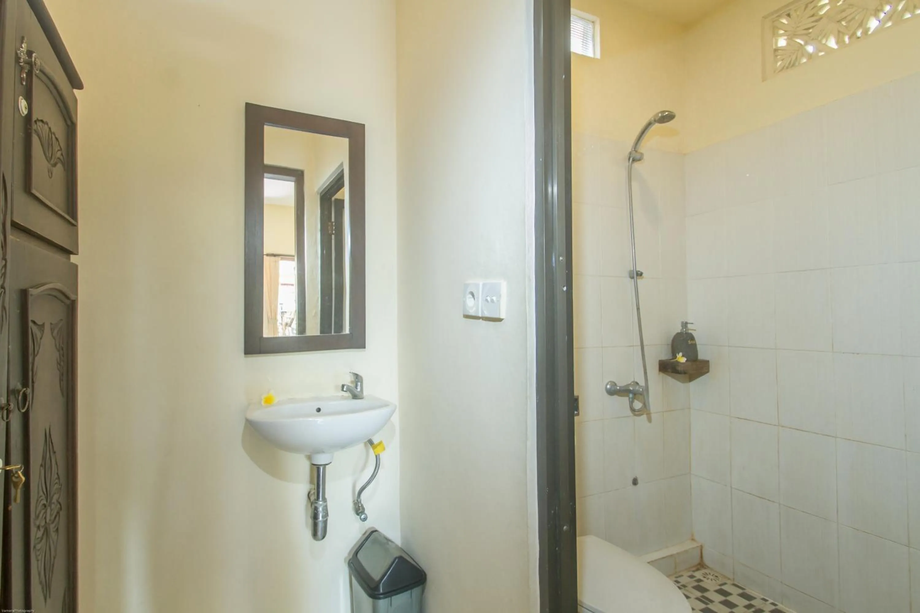 Shower in KUDESA Homestay by Pramana Villas
