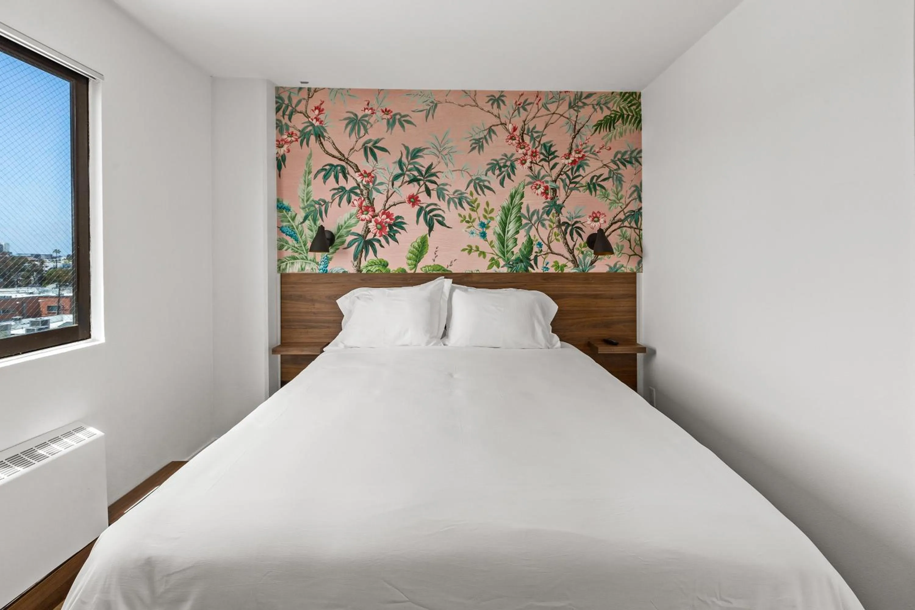 Bed in Uptown Inn - Limited Service Apart-Hotel