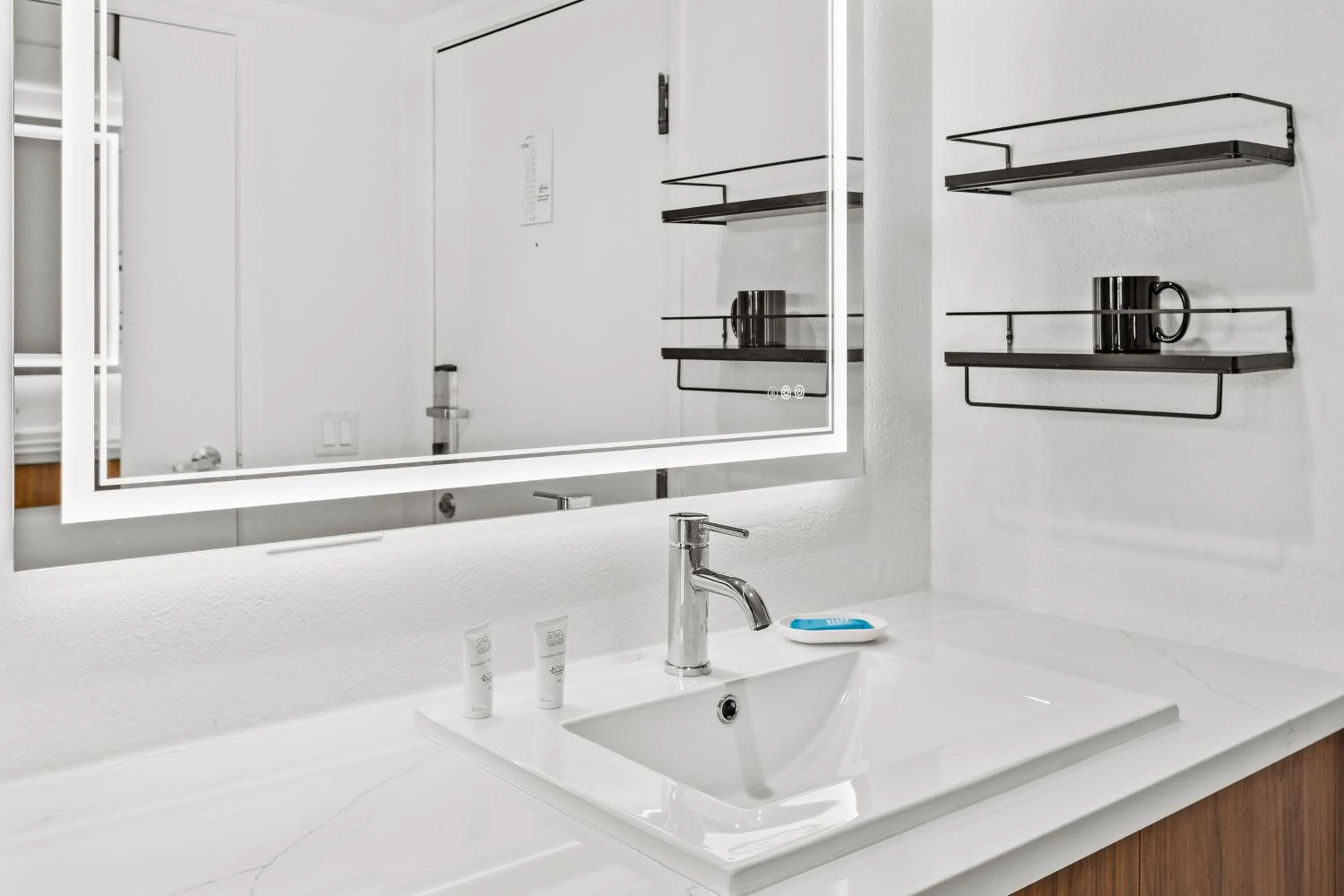 Uptown Inn - Limited Service Apart-Hotel