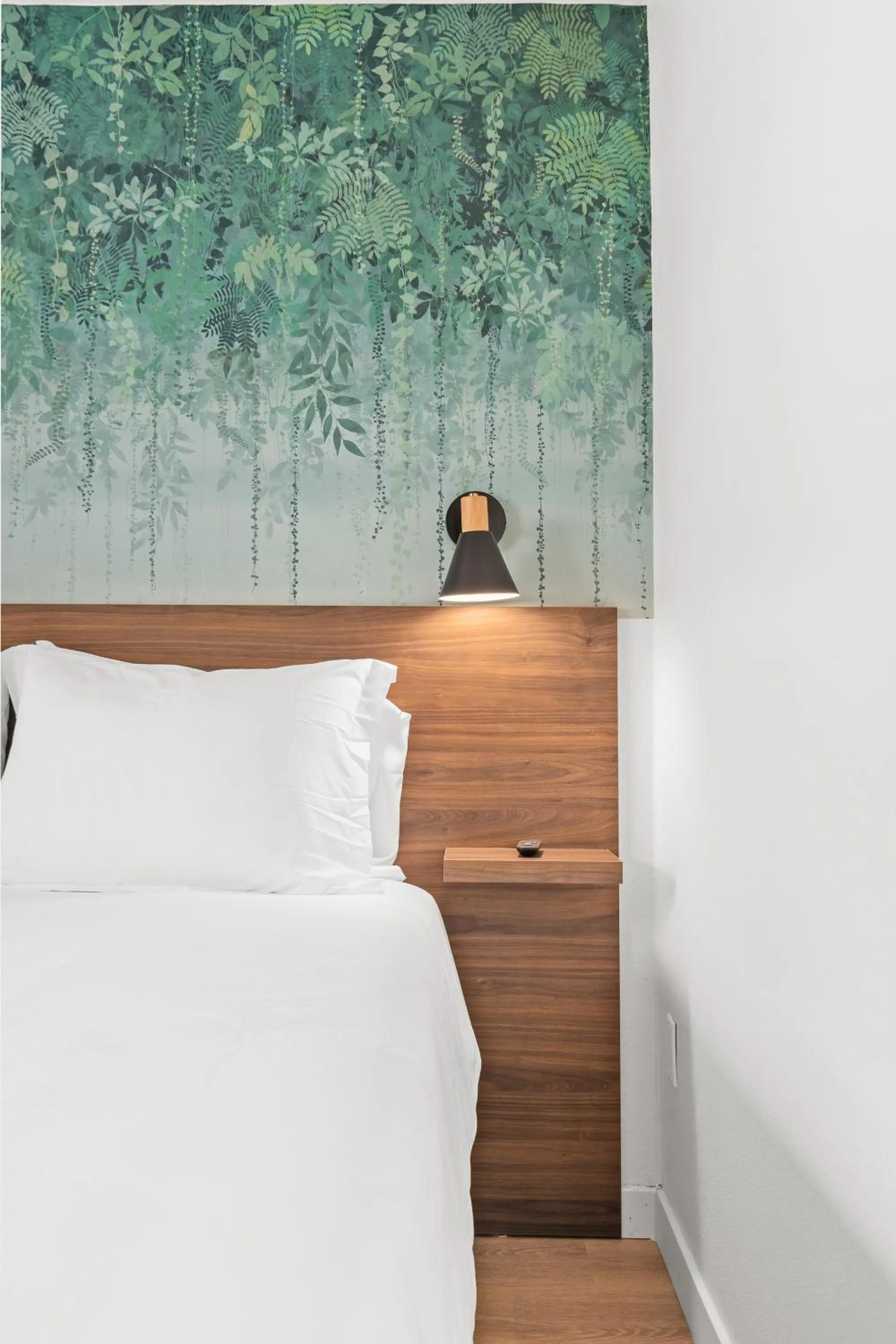 Bed in Uptown Inn - Limited Service Apart-Hotel