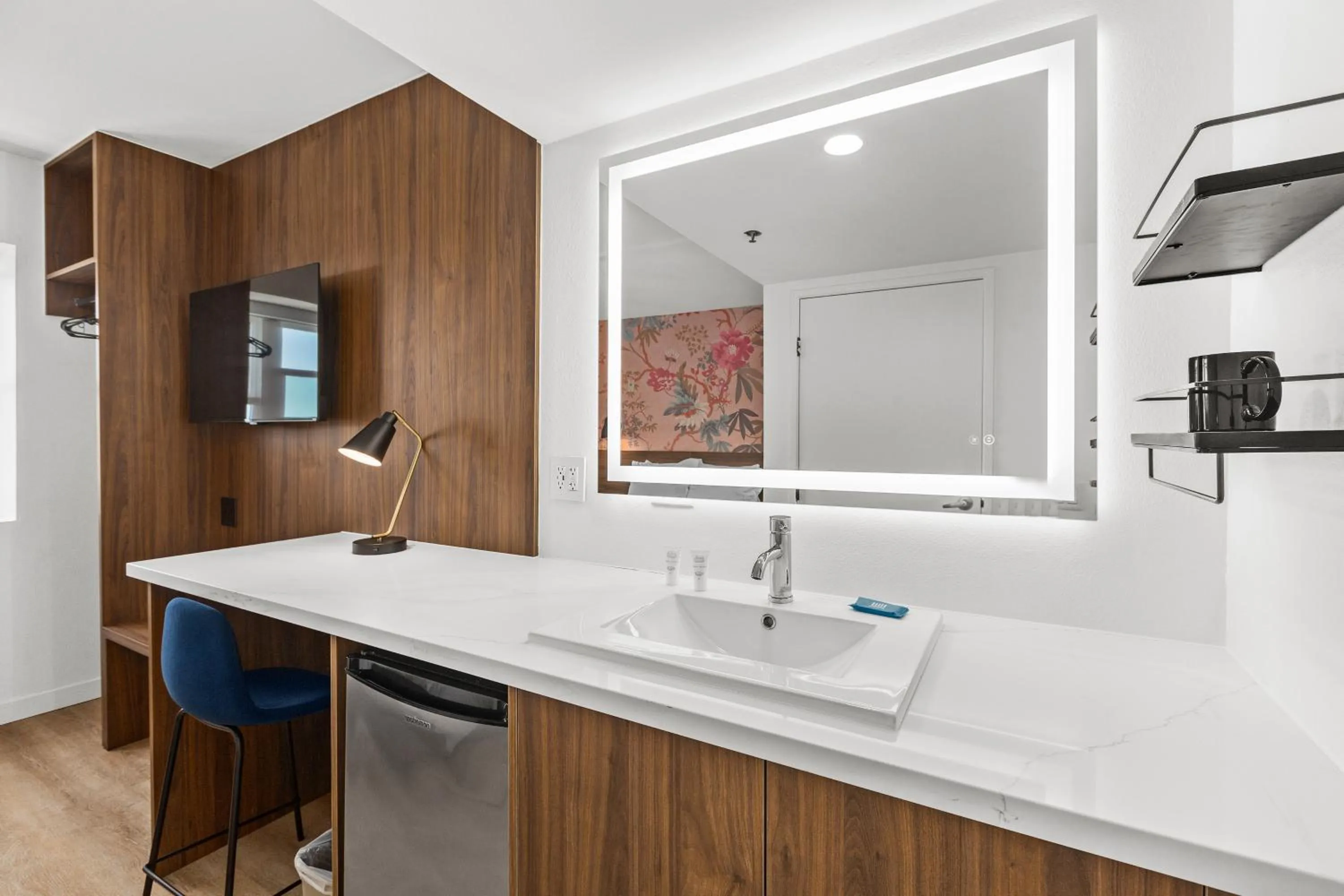 Uptown Inn - Limited Service Apart-Hotel