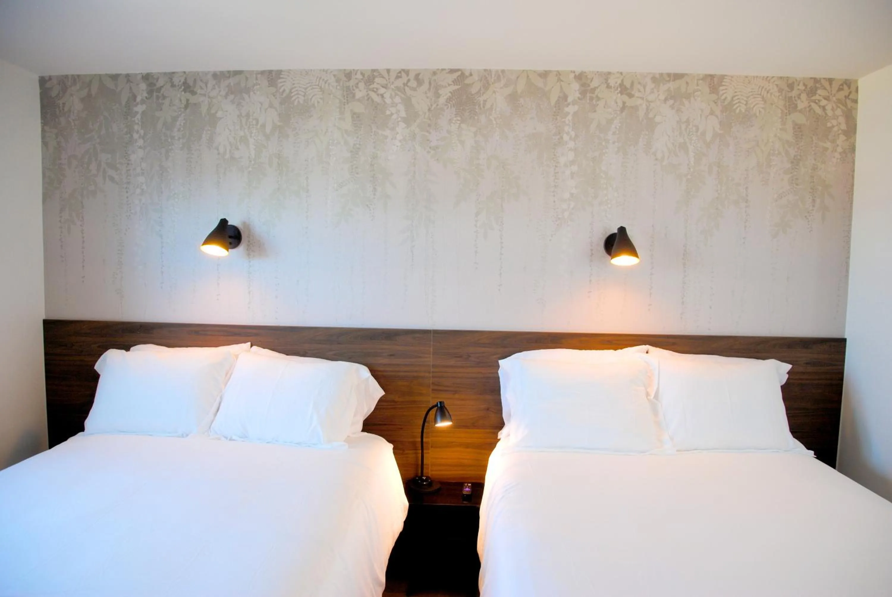 Bed in Uptown Inn - Limited Service Apart-Hotel