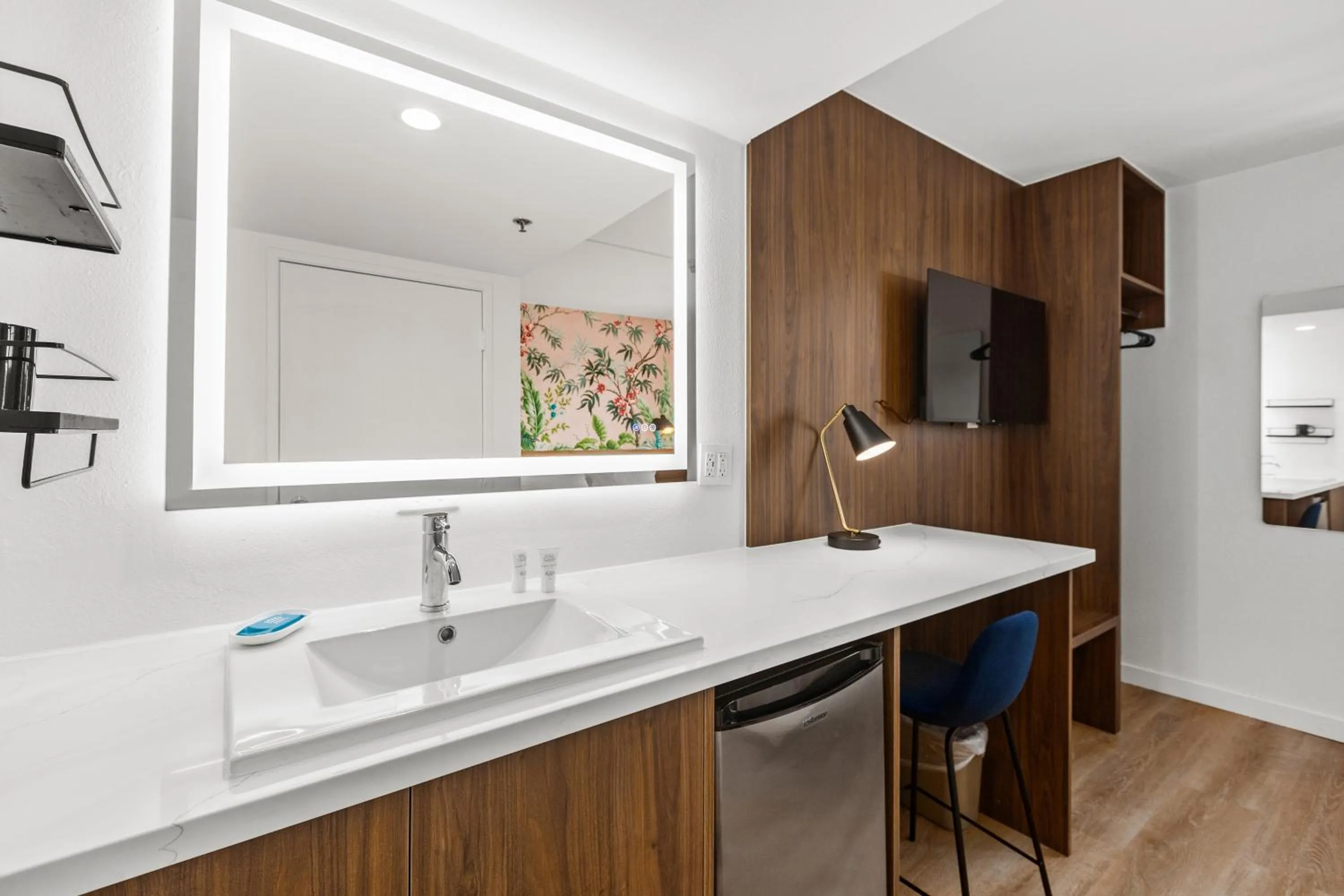 Uptown Inn - Limited Service Apart-Hotel