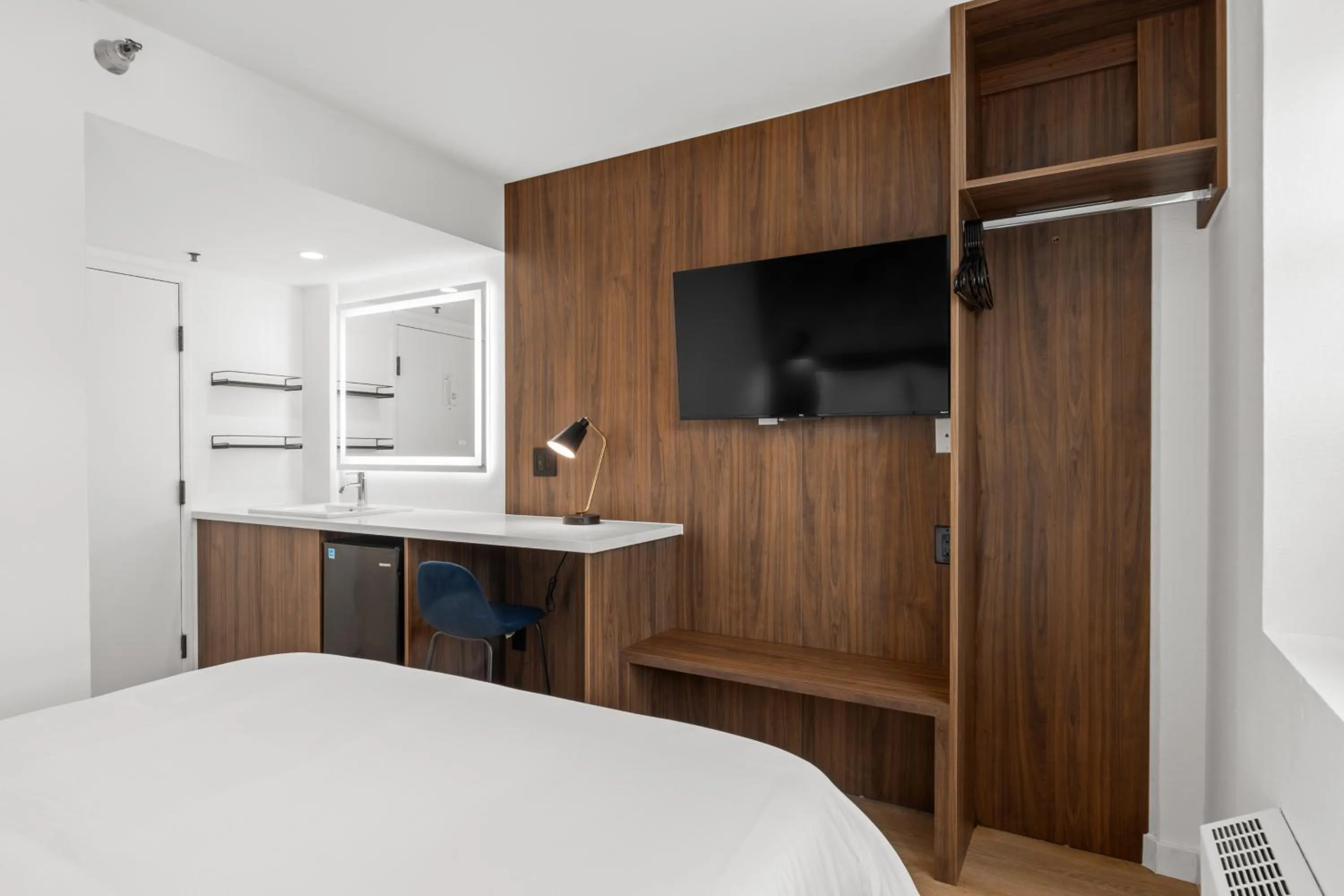 Bed in Uptown Inn - Limited Service Apart-Hotel