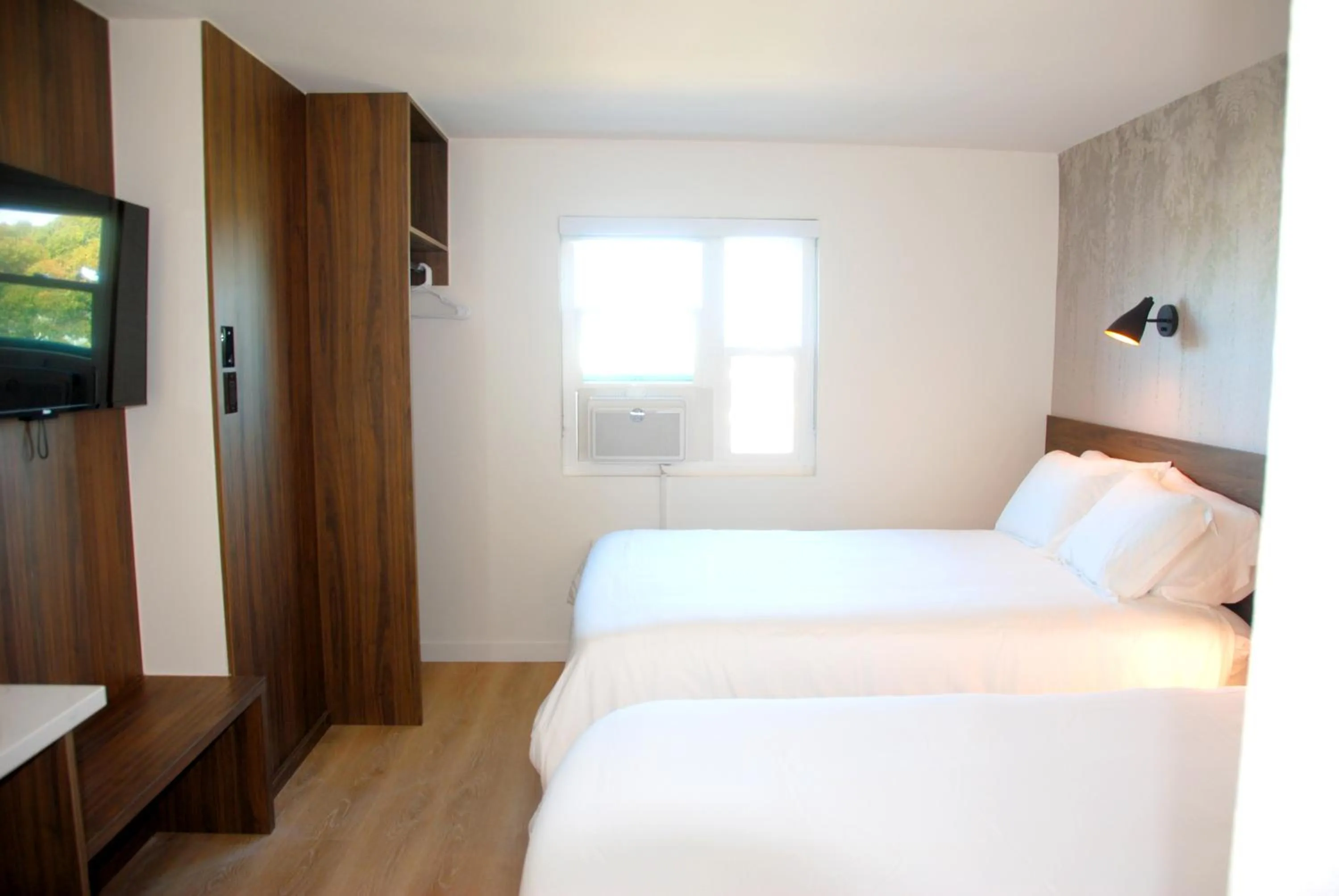 Bed in Uptown Inn - Limited Service Apart-Hotel