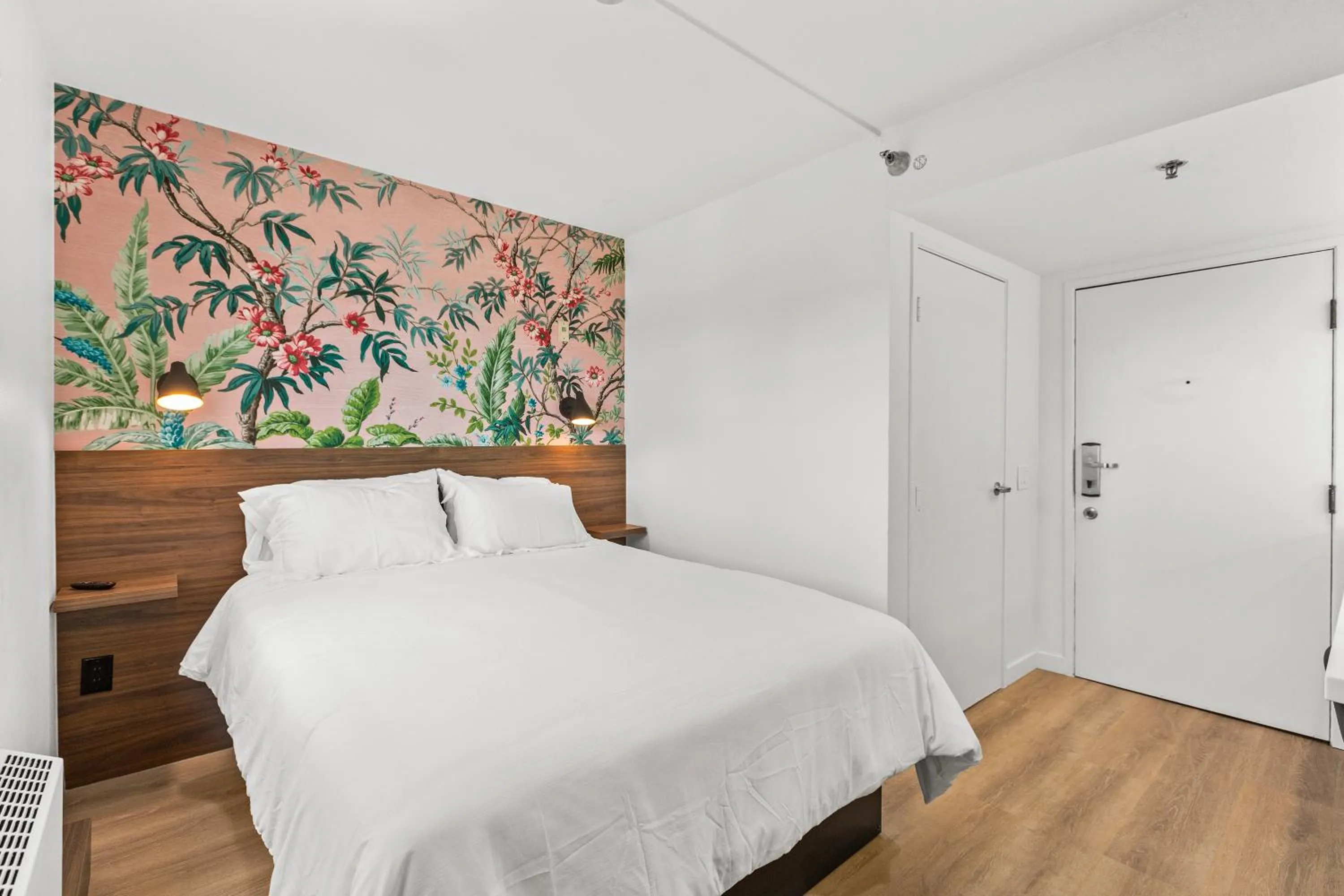 Bed in Uptown Inn - Limited Service Apart-Hotel