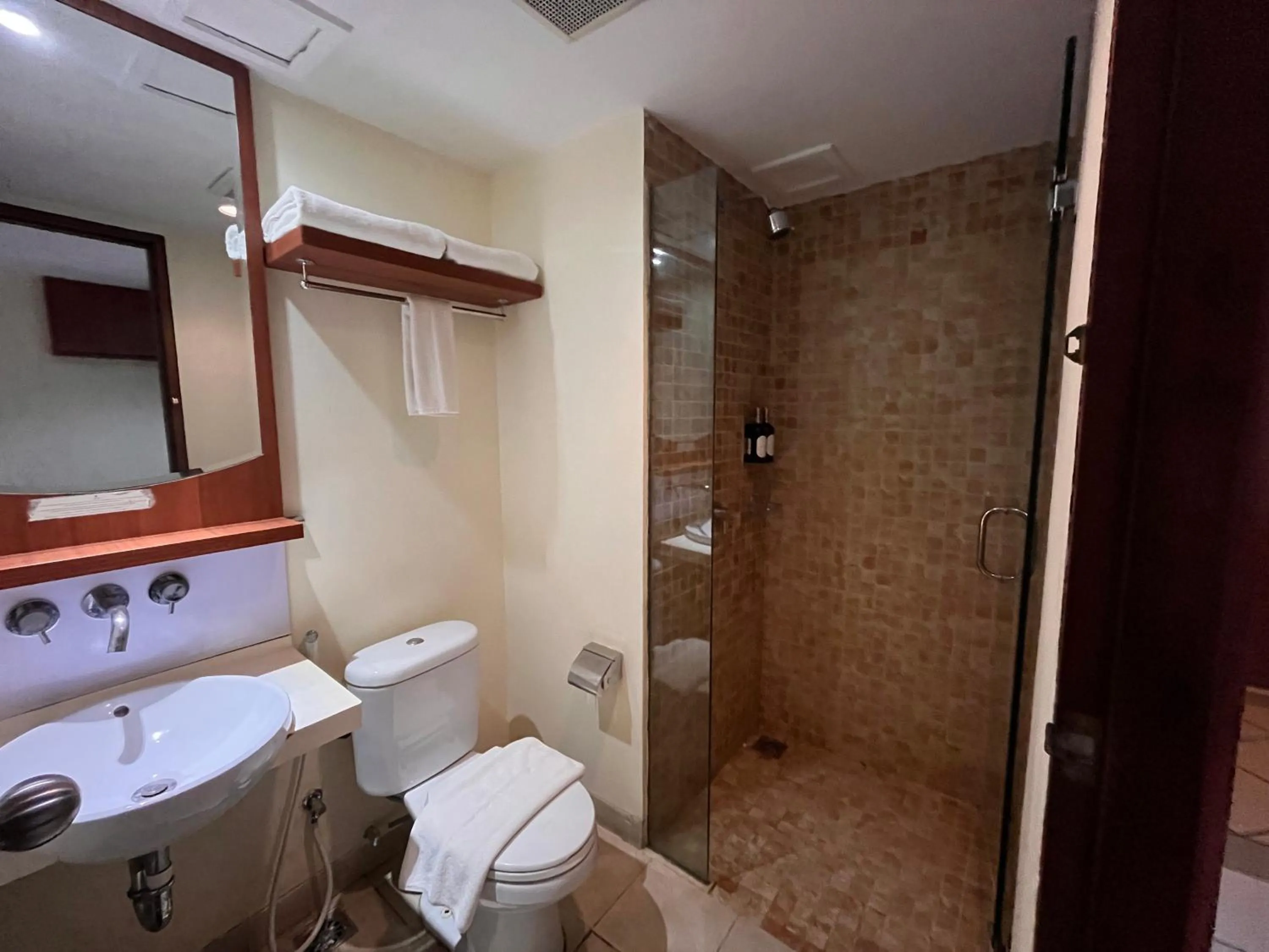 Shower in New Kuta Hotel by LORIN