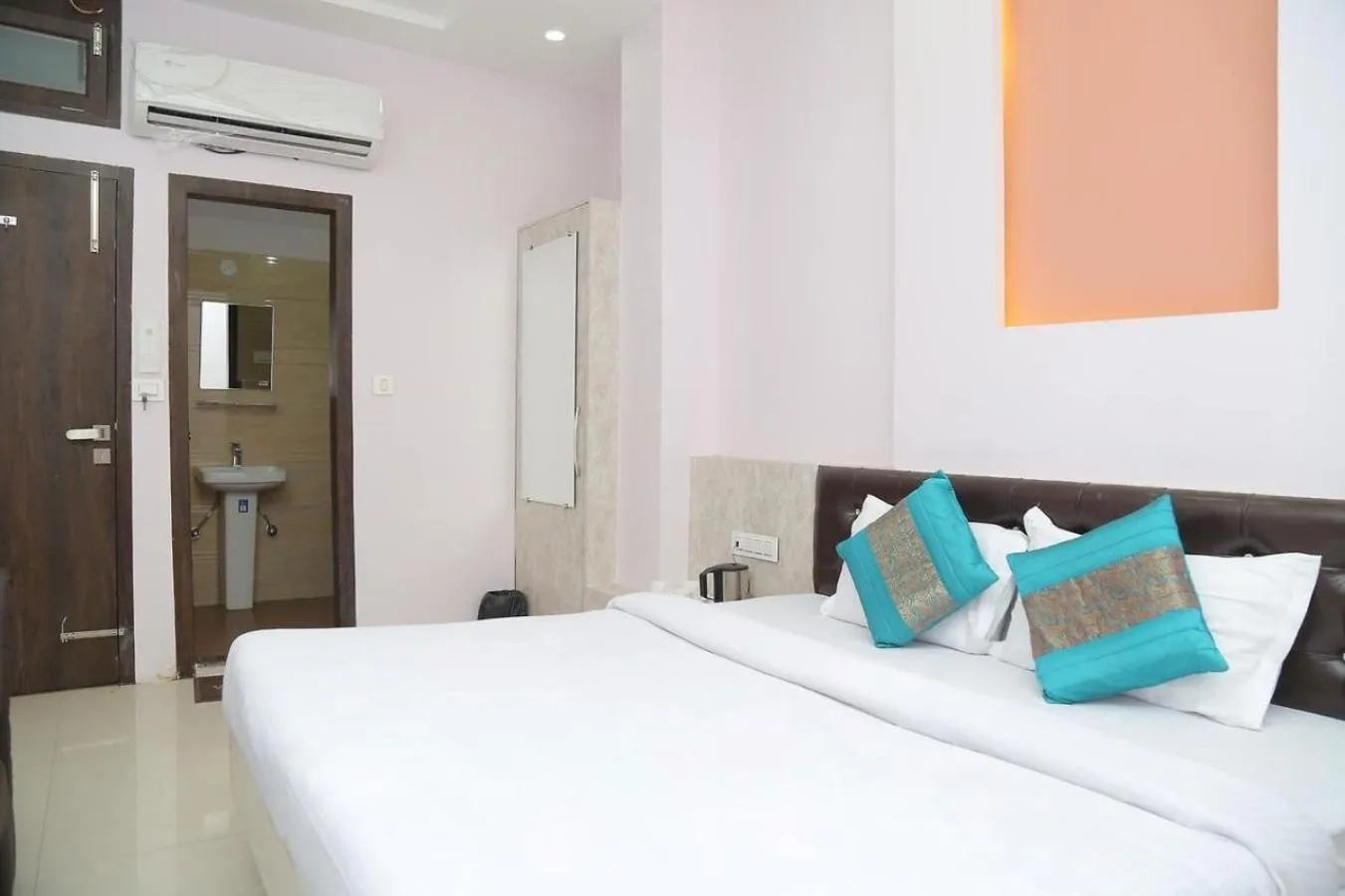 Photo of the whole room in HOTEL GOLDEN DREAMS