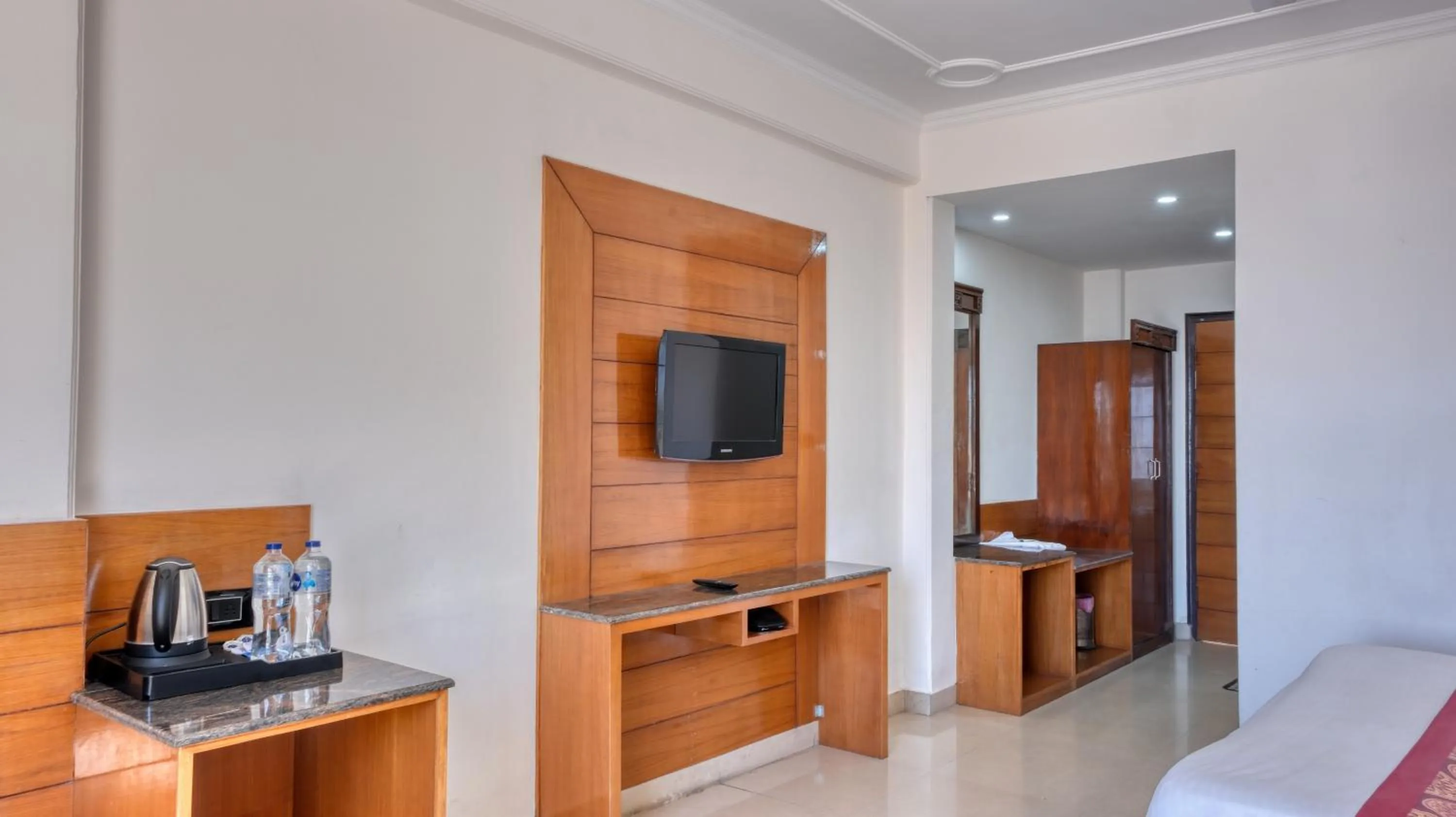 TV and multimedia in Basera Hotel, Mall Road