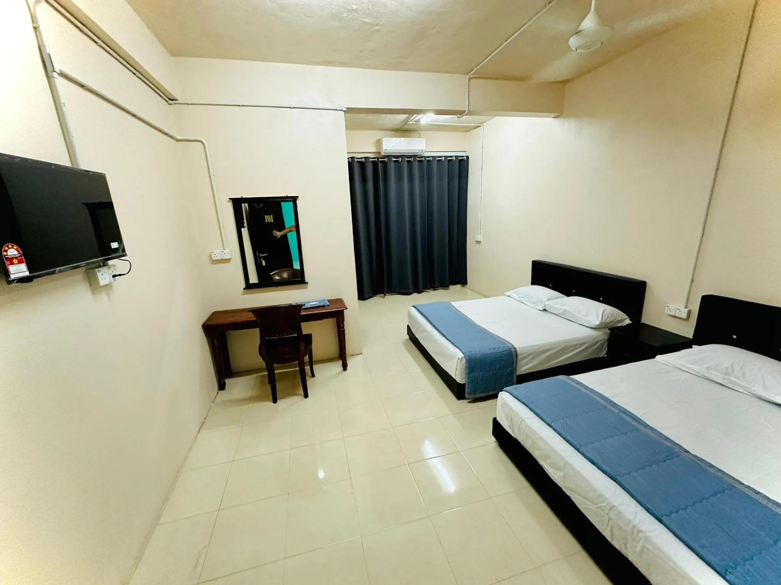 Communal lounge/ TV room, Bed in RS INN